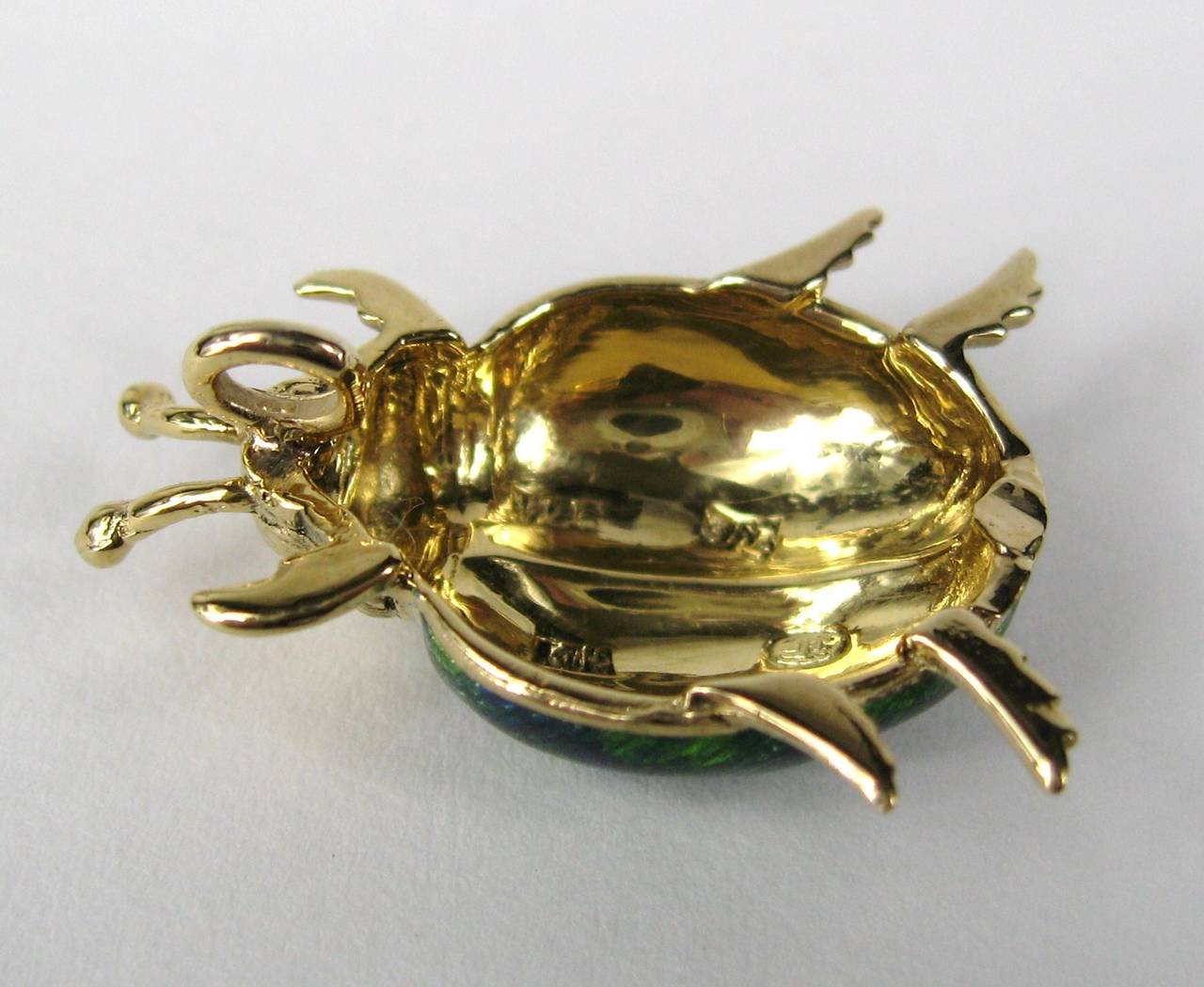  Pendentif en forme de scarabée en or et émail bleu vert  Bon état - En vente à Wallkill, NY