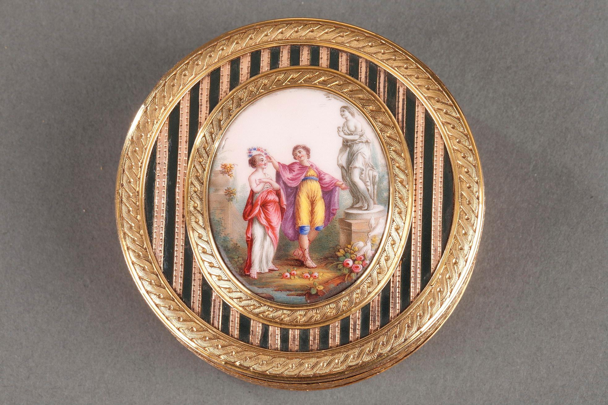 Circular box in several shades of gold, enamel, and composite materials. The box features varnish or tortoiseshell powder inlaid with thin bands of pink gold. A yellow gold mounting embellished with an interlaced motif frames the box and a central,