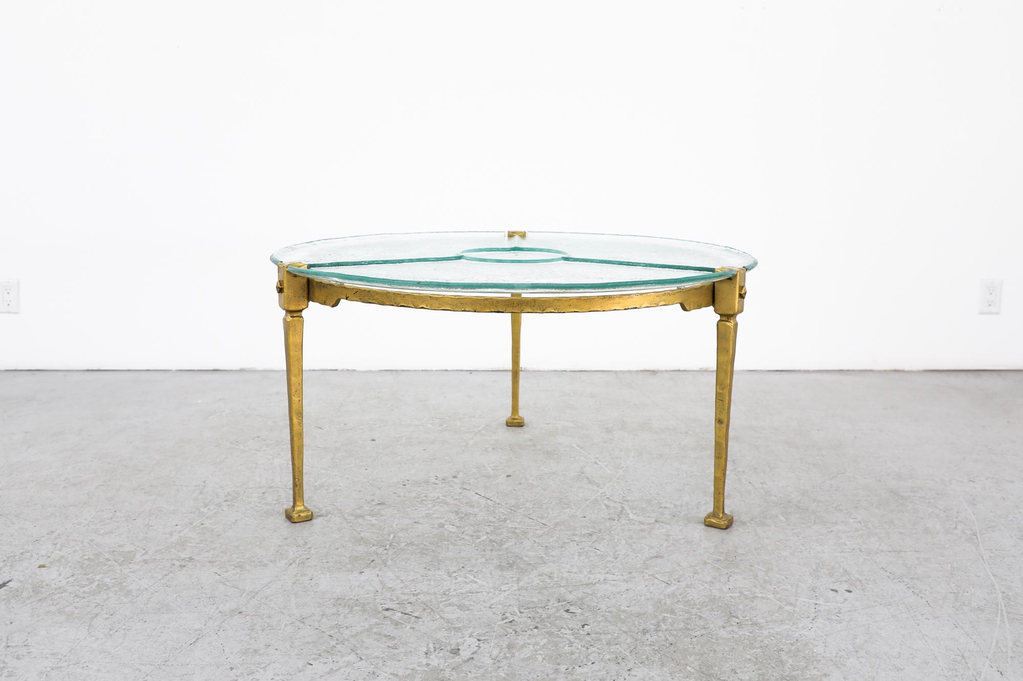 Superbe table basse ou table d'appoint Brutalist ronde émaillée avec plateau en verre texturé affaissé et structure en métal émaillé doré. Conçu par le dessinateur et sculpteur allemand multidisciplinaire Lothar Klute (1946). En état d'origine, avec