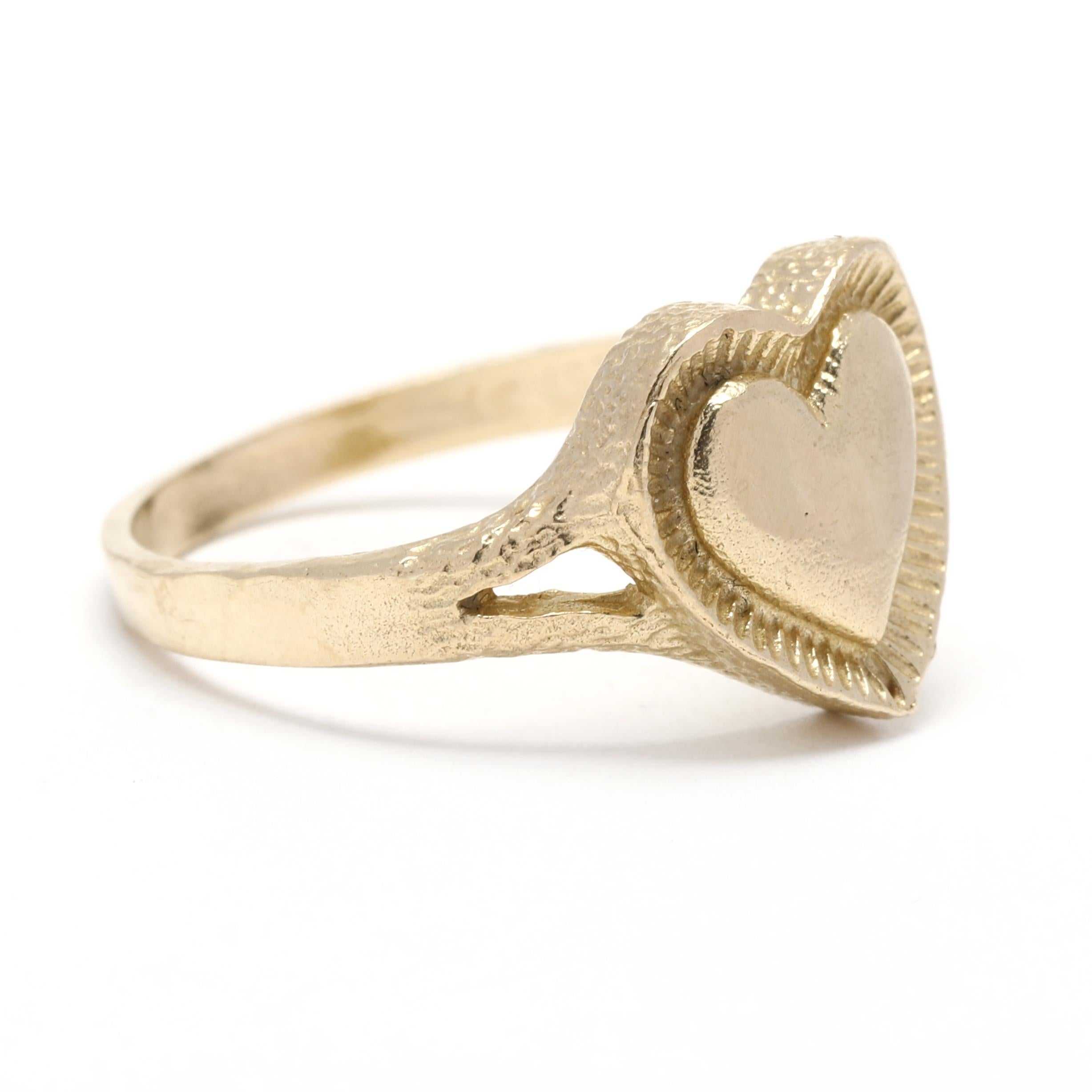 Dieser flache Herzsiegelring aus 10 Karat Gelbgold eignet sich perfekt, um eine individuelle Botschaft zu gravieren und Ihrer Liebe Ausdruck zu verleihen. Der Ring ist aus massivem 10-karätigem Gelbgold gefertigt und in der Ringgröße 7 erhältlich.