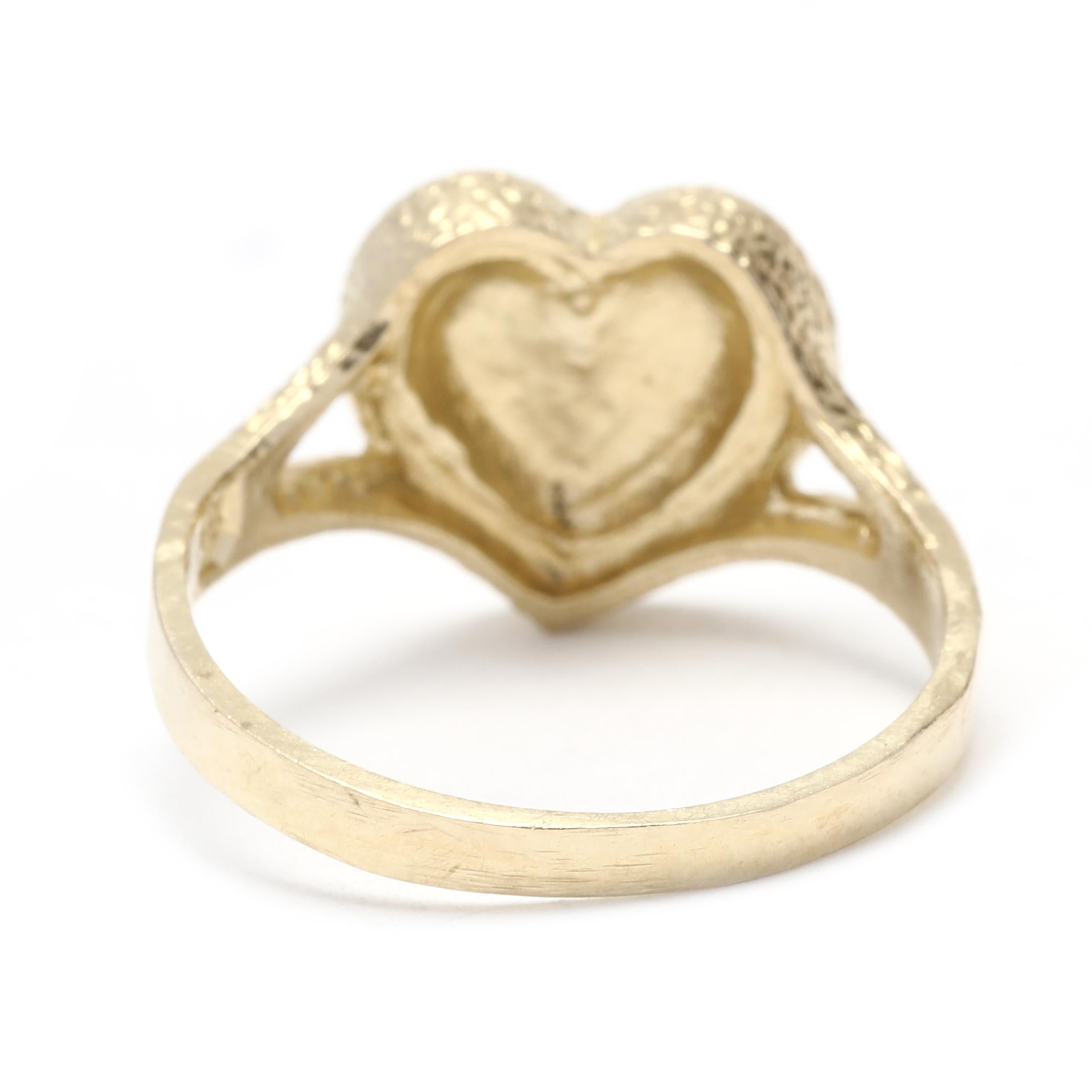 Herzring aus Gold mit Gravur, Gelbgold, Ring, flacher Herzring, Herz im Zustand „Gut“ in McLeansville, NC