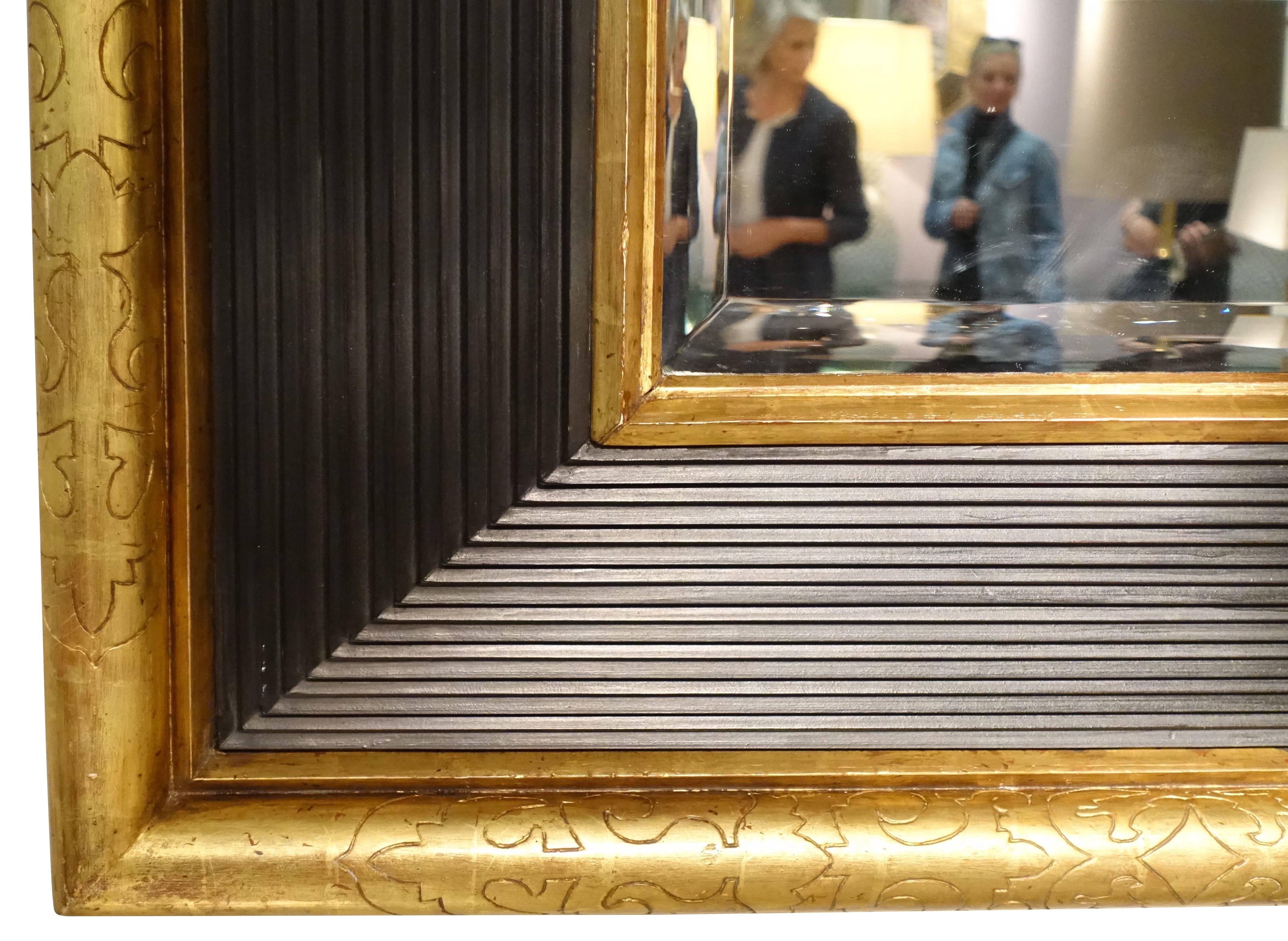 Miroir français gravé à l'or avec bordure de côtes brun foncé, vers 1850.
Les initiales du mari et de la femme, propriétaires d'origine, sont gravées sur les bordures.
Le cadre tridimensionnel s'étend sur 8