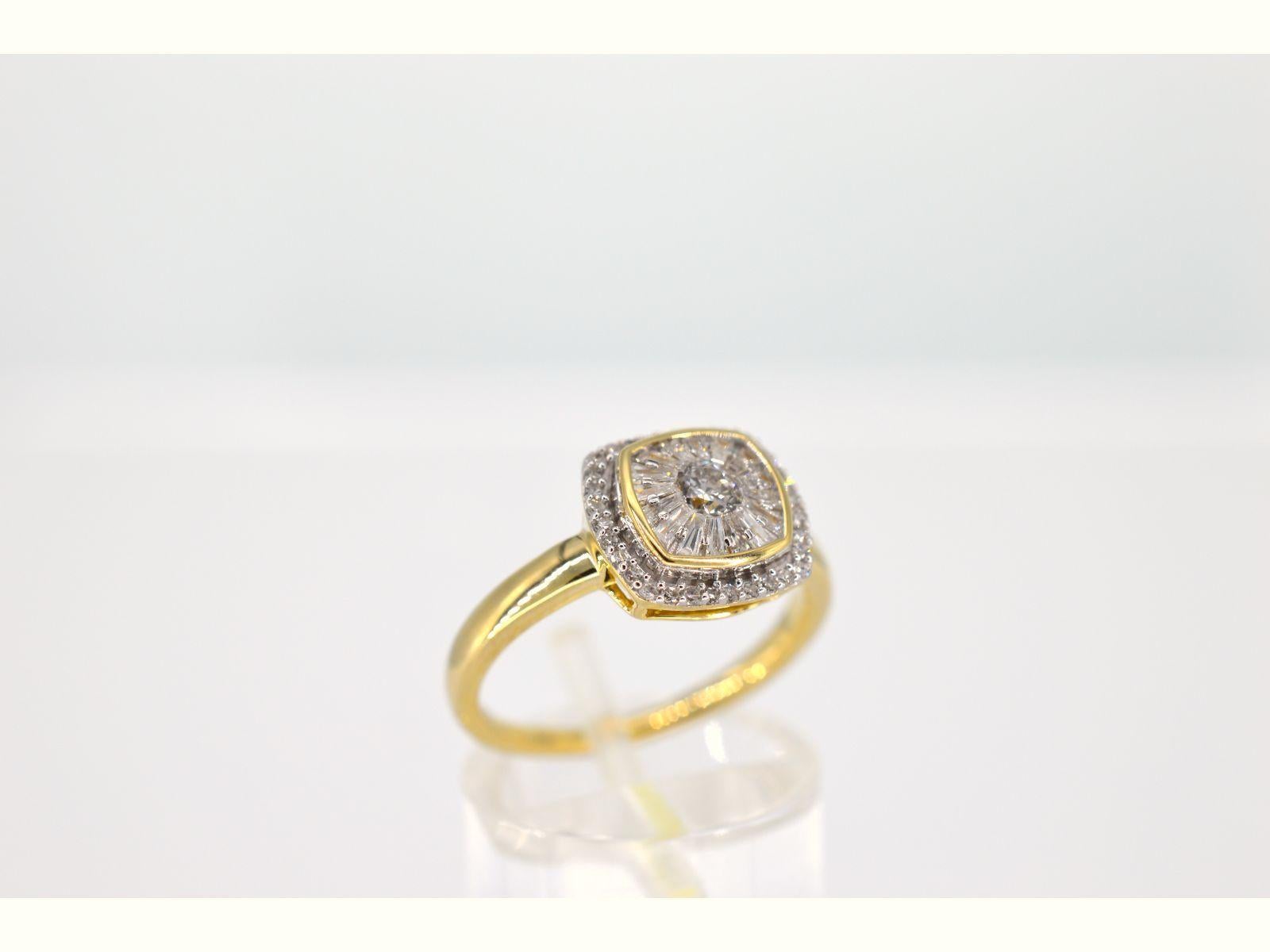 Brilliant Cut Gold Entourage Ring with Brilliant and Baguette Cut Diamonds For Sale