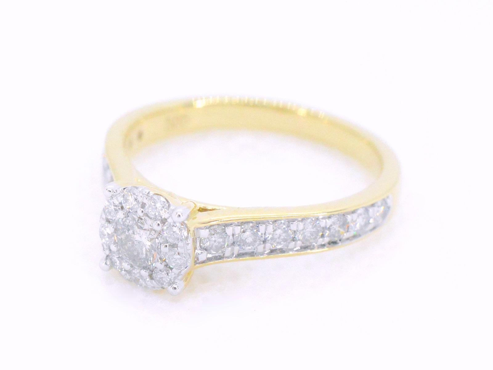 Une bague entourage en or jaune avec diamants est un bijou à couper le souffle qui présente un diamant central entouré de diamants plus petits, sertis dans une bande d'or jaune lustré. Le motif de l'entourage met en valeur la beauté de la pierre