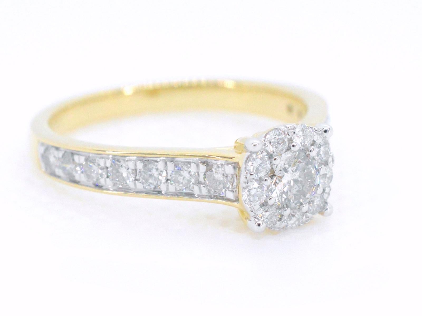 Contemporain Bague d'entourage en or avec diamants taille brillant en vente