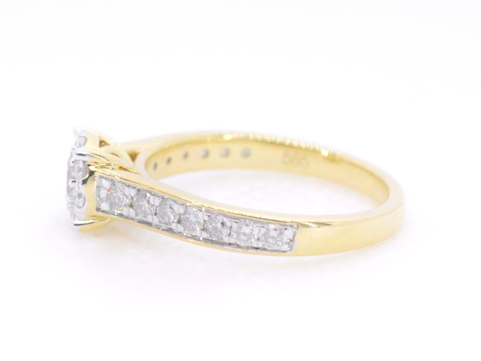 Taille brillant Bague d'entourage en or avec diamants taille brillant en vente