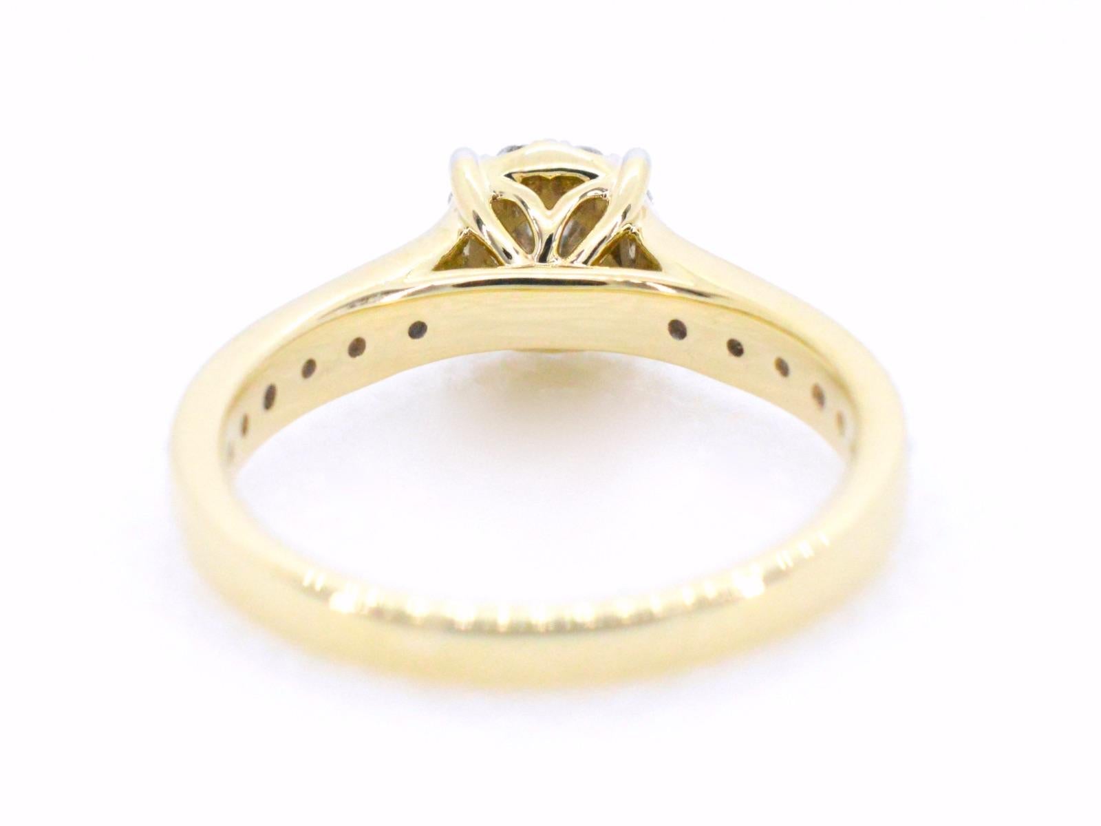 Bague d'entourage en or avec diamants taille brillant Neuf - En vente à AMSTELVEEN, NH