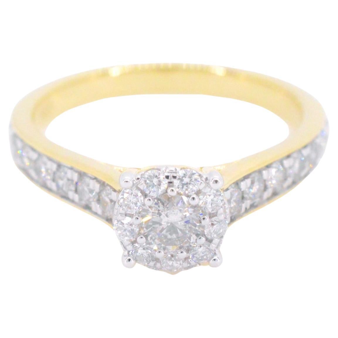 Bague d'entourage en or avec diamants taille brillant en vente