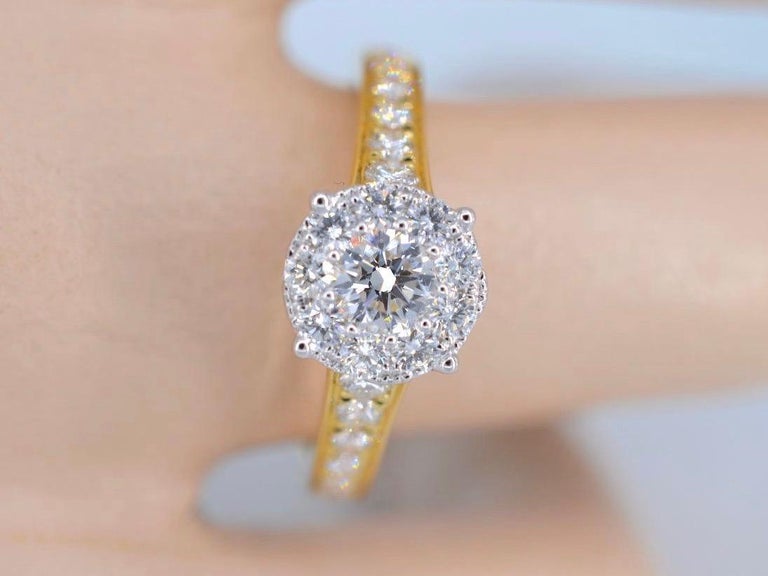Gold entourage ring with brilliant cut diamonds of 1.00 carat For Sale at 1stDibs