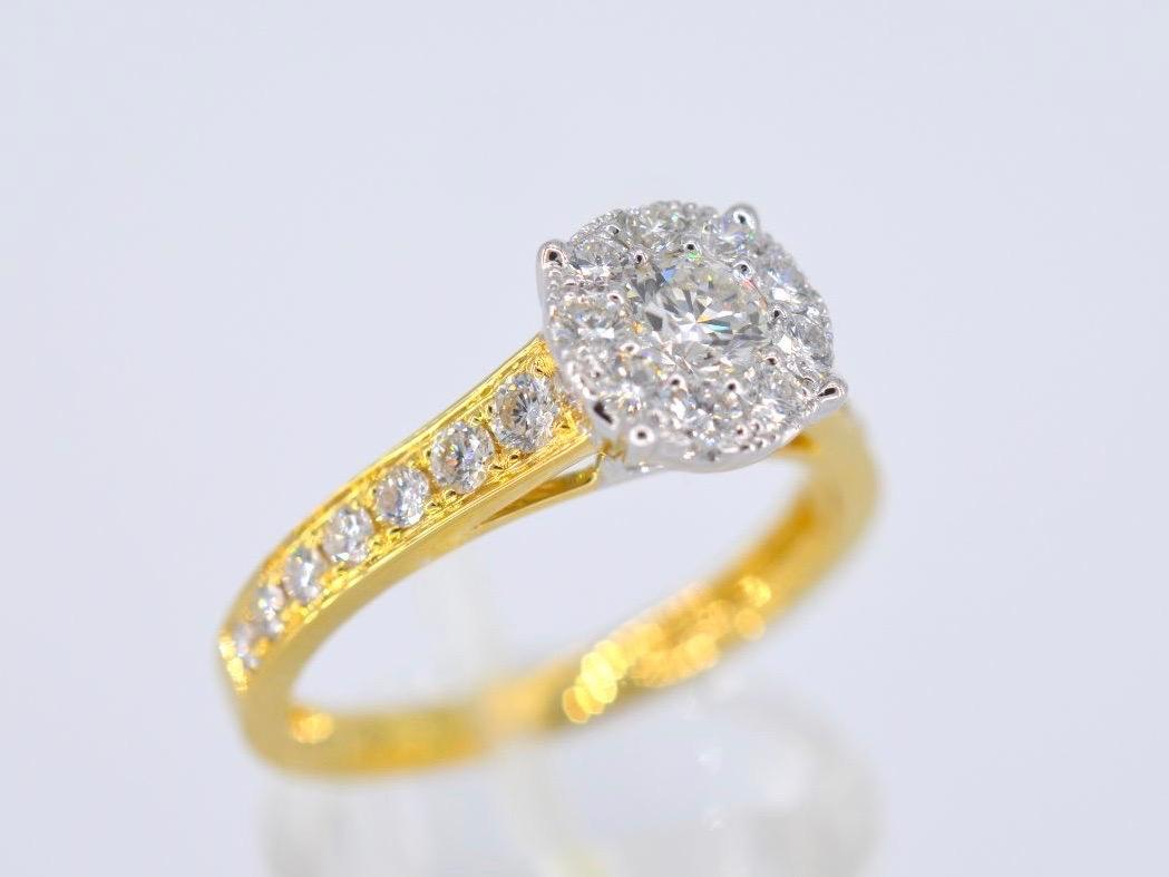 Contemporary Gold entourage ring with brilliant cut diamonds of 1.00 carat For Sale