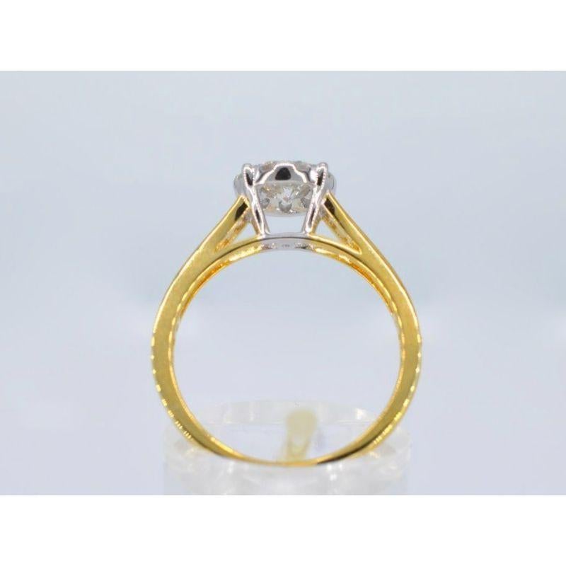 Gold entourage ring with brilliant cut diamonds of 1.00 carat In Excellent Condition For Sale In AMSTELVEEN, NH