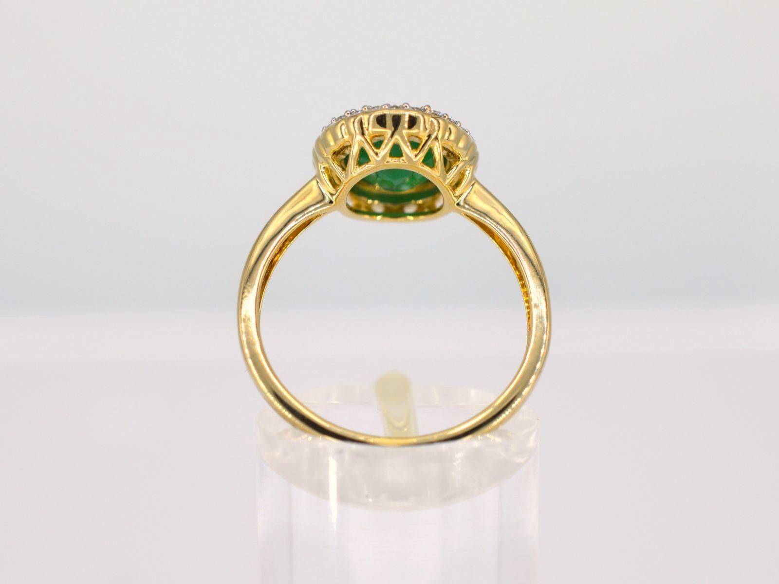 Gold Entourage Ring with Diamonds and Emerald In New Condition For Sale In AMSTELVEEN, NH