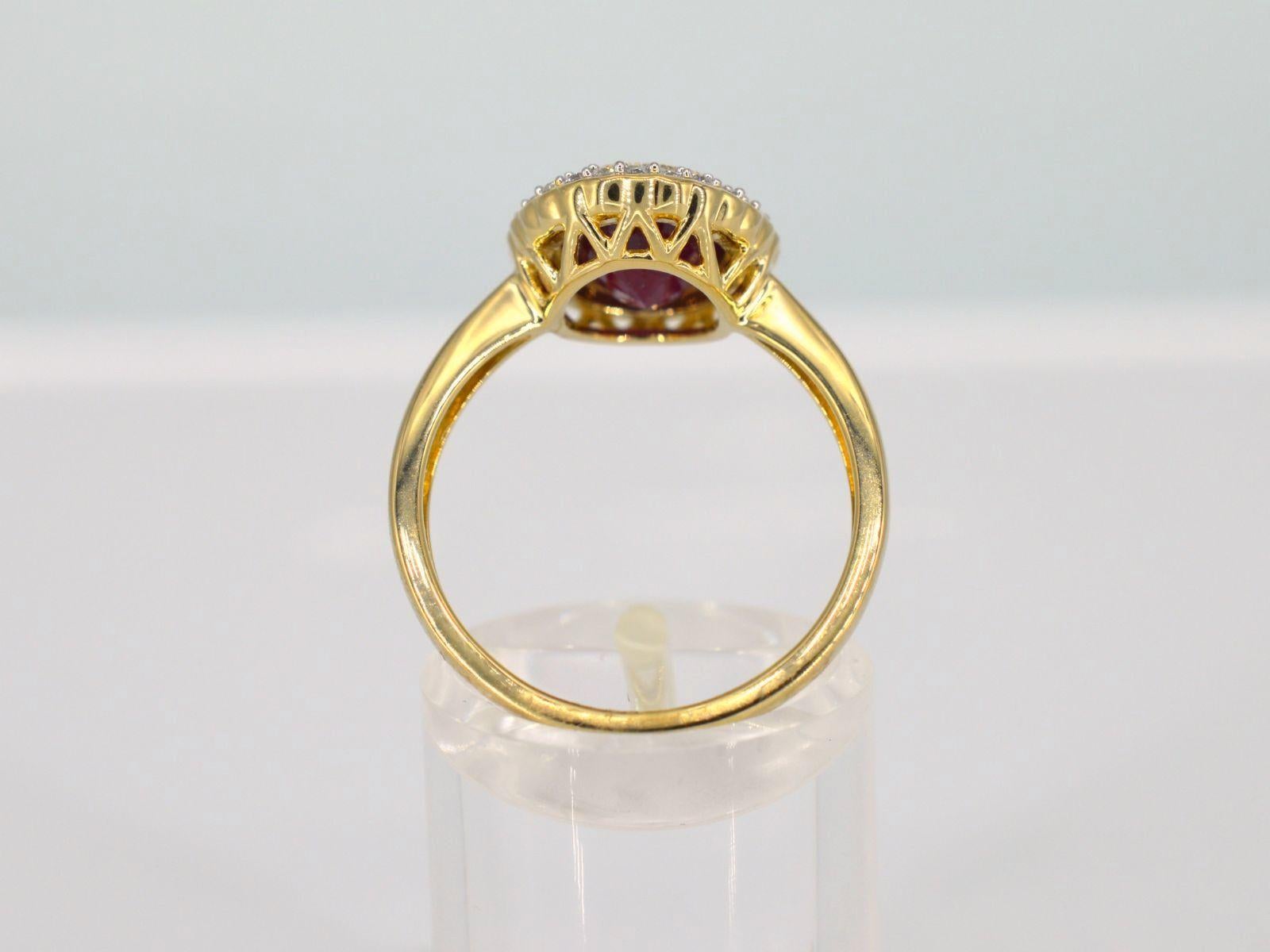 Gold Entourage Ring with Diamonds and Ruby In New Condition For Sale In AMSTELVEEN, NH