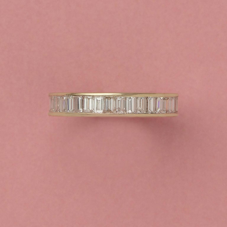 An 18 carat white gold eternity ring set with baguette cut diamonds (app. 4.00 carat in total, H-SI).

weight: 5.06 gram
ring size 20 mm / 10 ½ US
wirdht: 4.65 mm