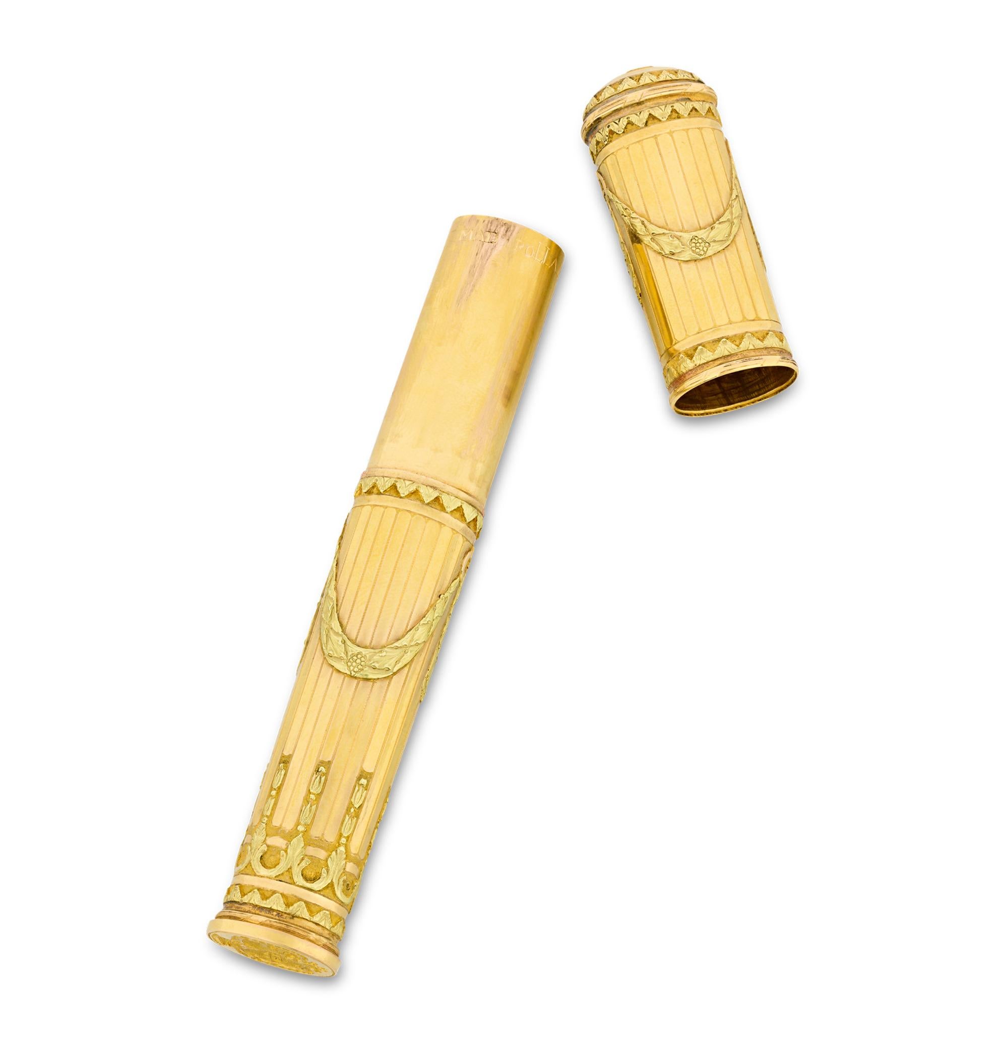 Étui de oro en estuche original
Jacques Martin Petitjean
Hacia 1777

Grabado con maestría enteramente en oro amarillo, este rarísimo étui de la época de Luis XVI es una obra de arte. Resplandecientes columnas y guirnaldas adornan el impresionante
