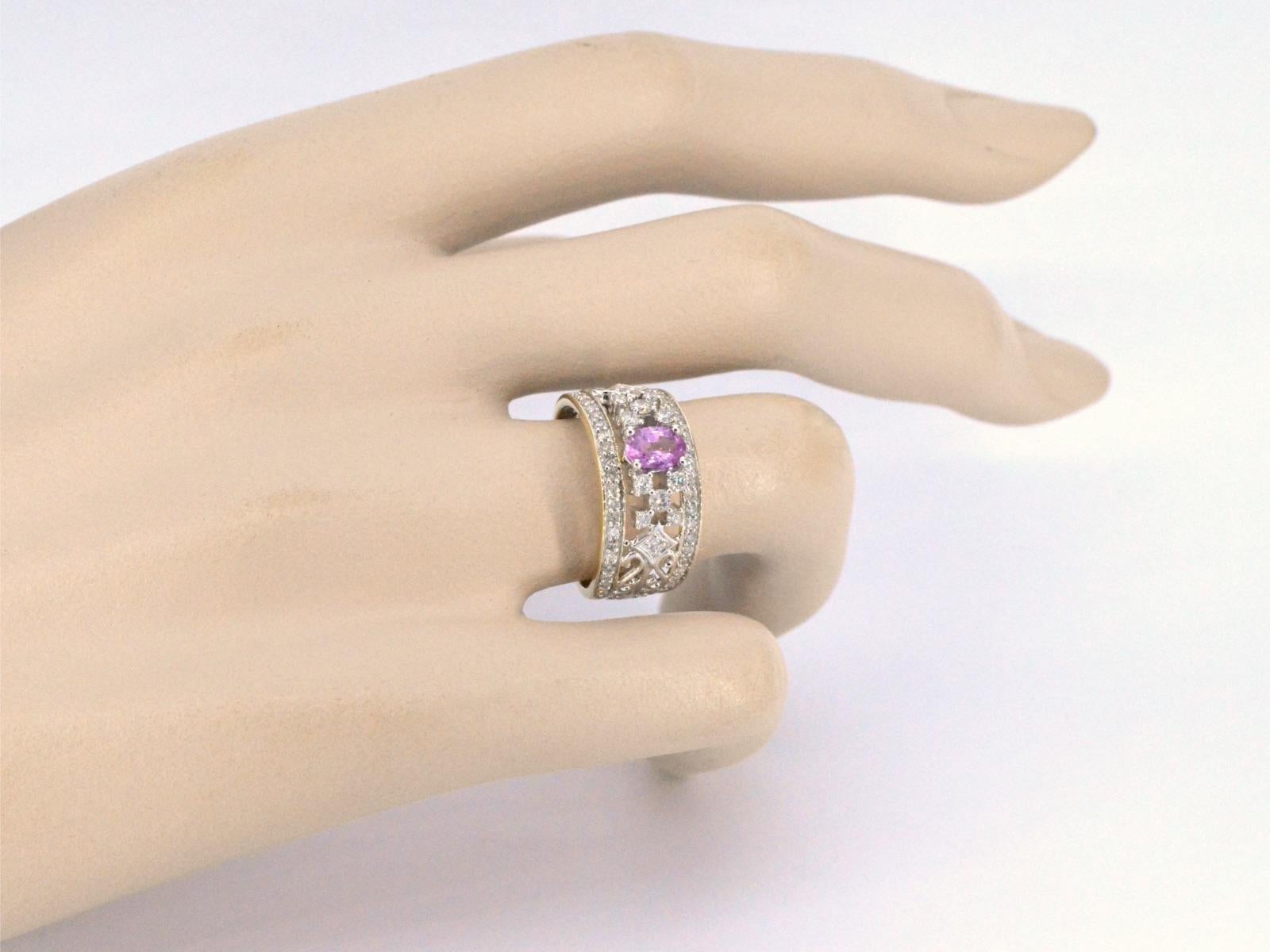 Taglio rotondo Anello esclusivo in oro con diamanti e pietra preziosa in vendita