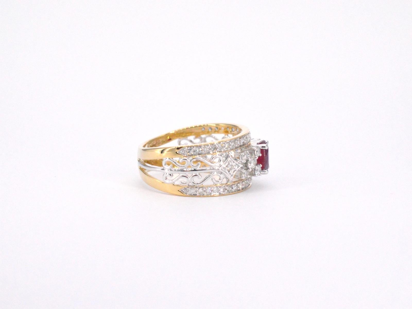 Anello esclusivo in oro con diamanti e rubino in vendita 3