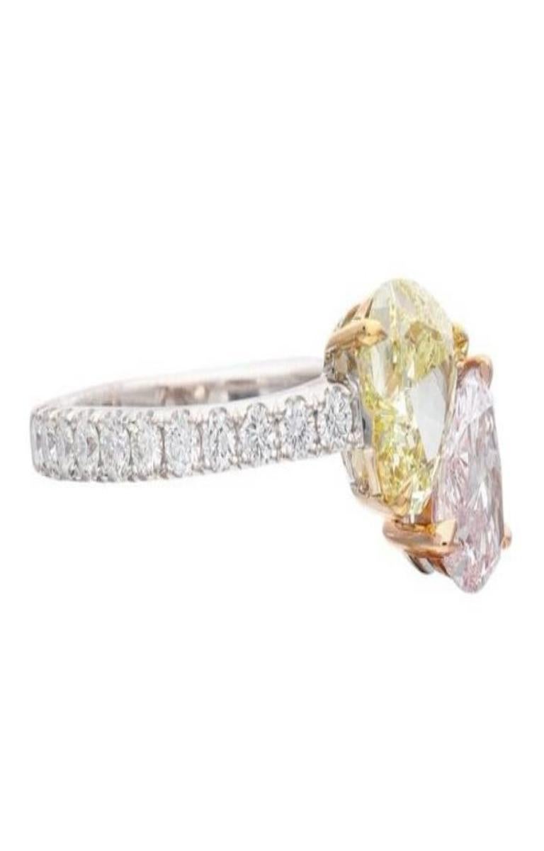 Comprenant un diamant en forme de cœur de couleur jaune fantaisie et un diamant en forme de cœur de couleur rose clair fantaisie, accentués par 22 diamants ronds de taille brillant. 
- Diamant jaune fantaisie en forme de cœur pesant  0.84ct 
- Le