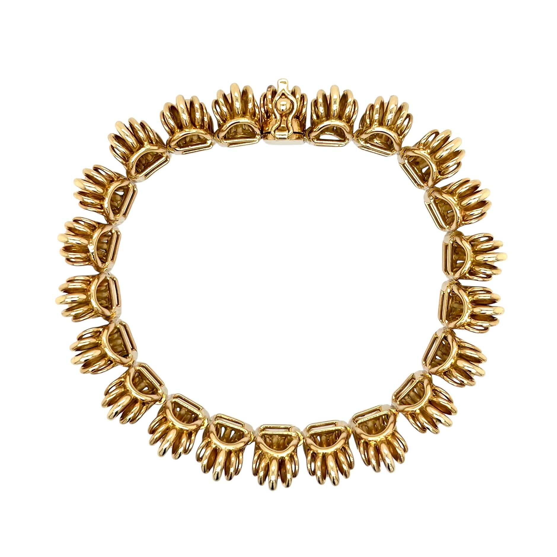 Bracciale in oro giallo 18 carati, Empire Manufacturing.  Si tratta di una lunghezza di maglie fantasia, ciascuna delle quali è costituita da un elemento centrale a forma di fagiolo affiancato da elementi a ventaglio lavorati a filo.  Lunghezza