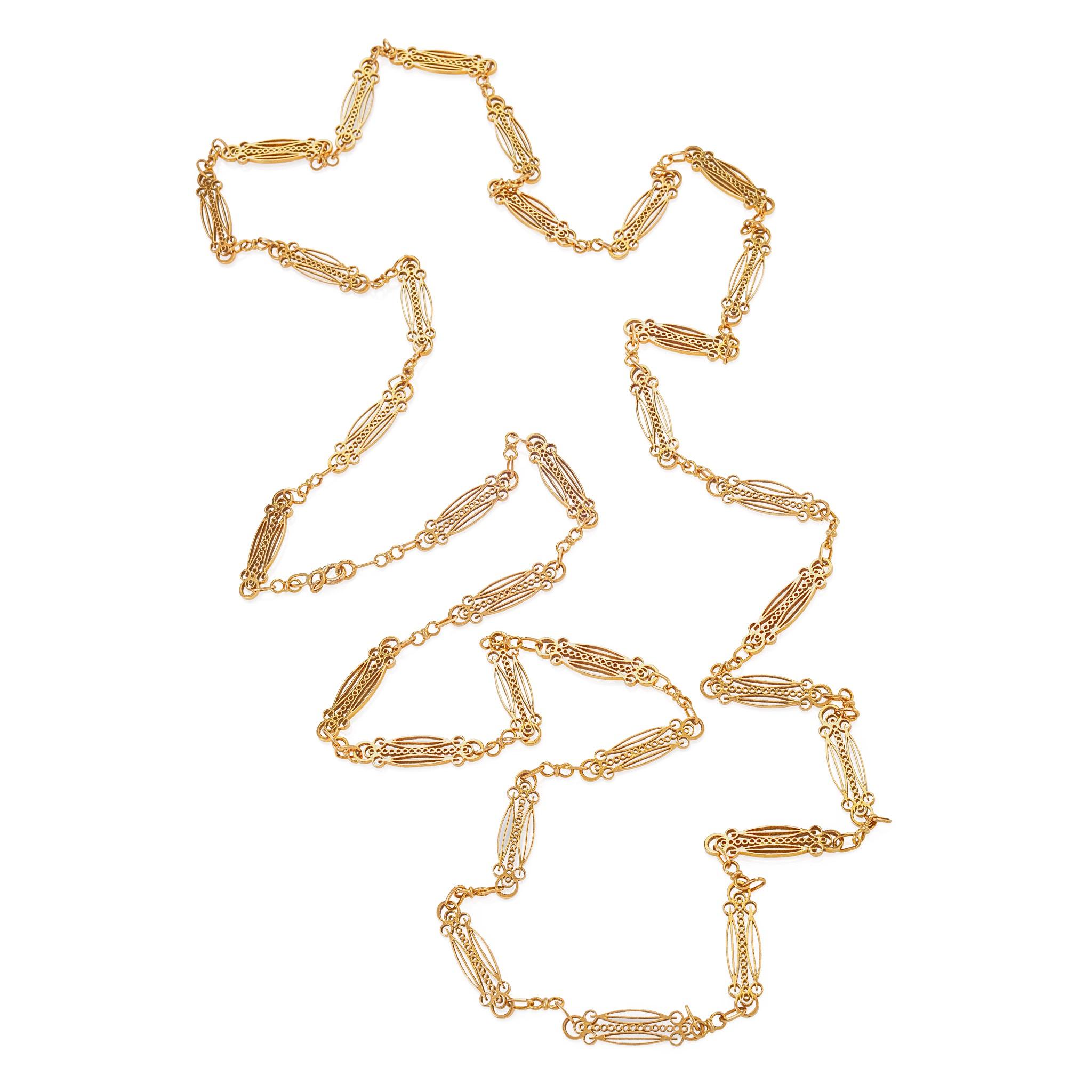 Dieses französische Jugendstil-Halsband mit langer Kette aus Gold wurde um 1900 hergestellt. Die ausgefallenen, länglichen Glieder enthalten jeweils eine ineinander greifende Reihe von kreisförmigen, elliptischen und dreiflügeligen Motiven und sind