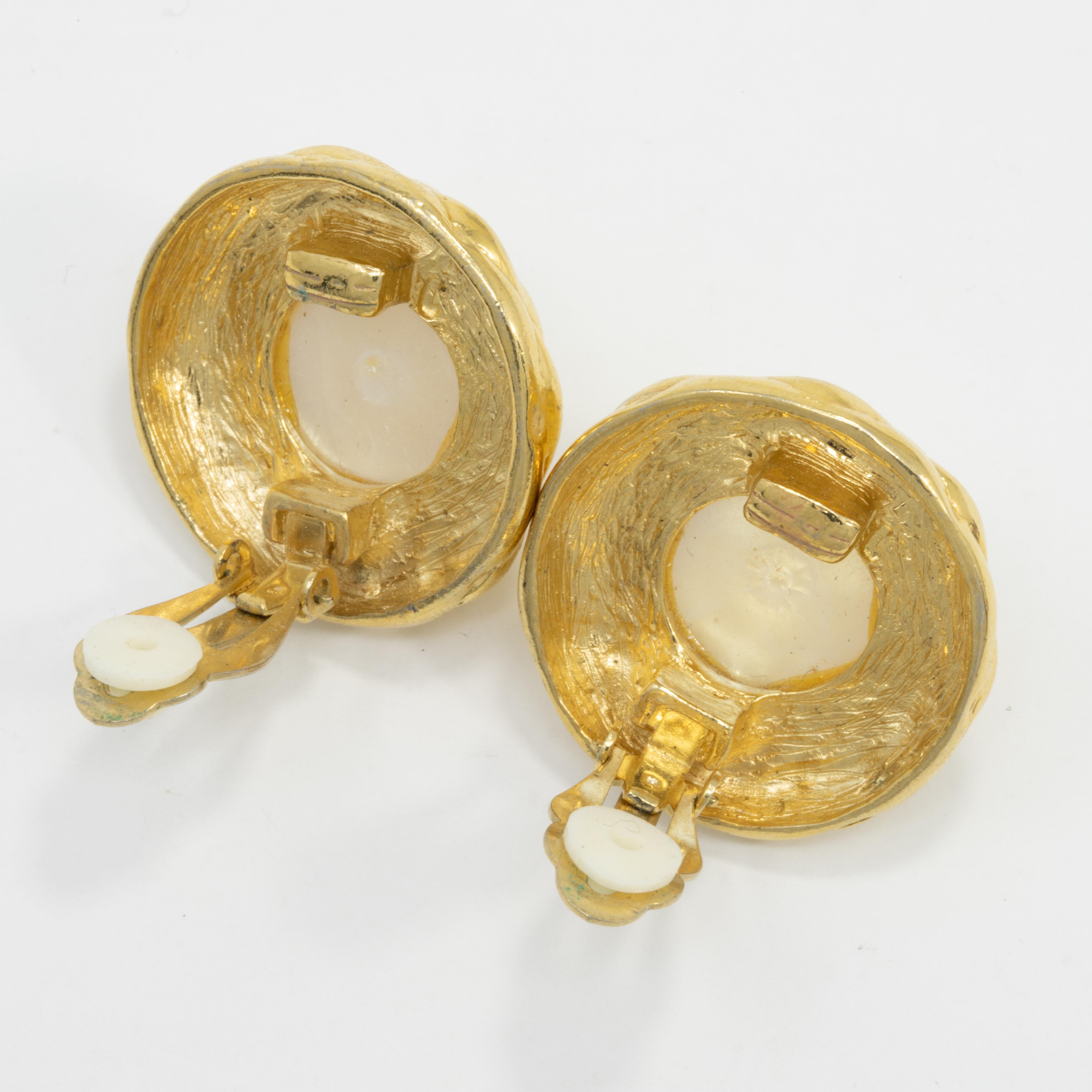 Gold-Mode-Ohrclips aus Gold, klobige Kunstperlen in der Mitte, Retro Ende 1900er Jahre im Zustand „Gut“ im Angebot in Milford, DE