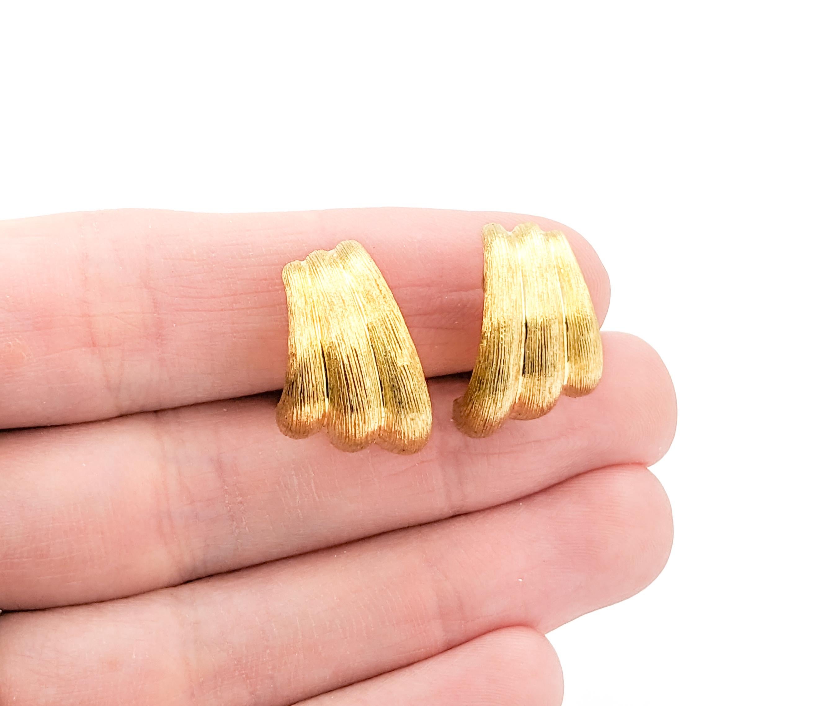 Gold Fashion Clip-on Earrings In Yellow Gold

These elegant Gold Fashion Earrings, Clip-On style, are masterfully crafted in 18k yellow gold and feature a stunning hand-florentined finish that adds depth and a luxurious texture to the design. The