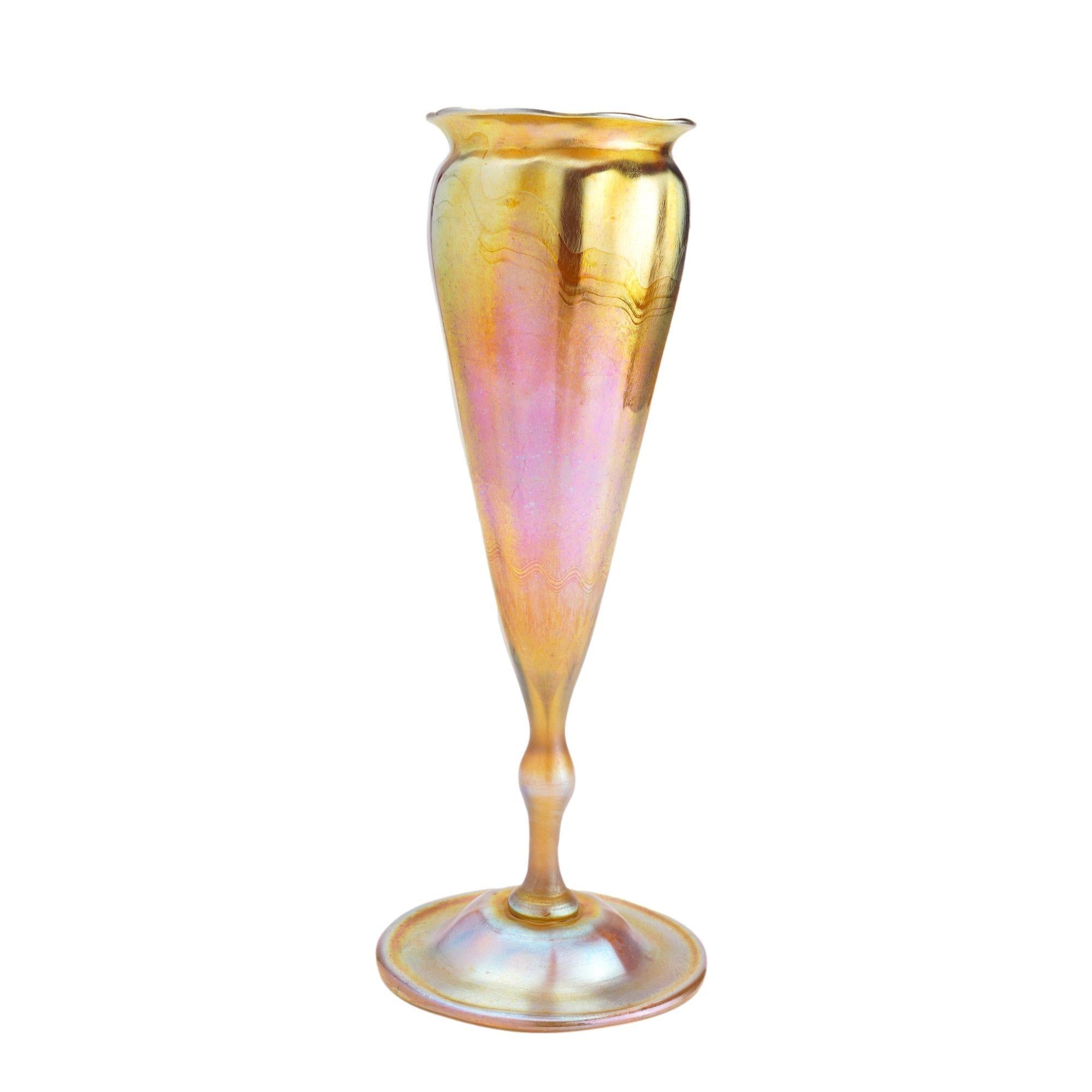 Vase en verre soufflé Favrile doré irisé de Tiffany Studio en forme de flore nervurée.
Gravé sur le dessous du pied : A.I.C.T..  8542A
Américain, Queens, New York, 1900.