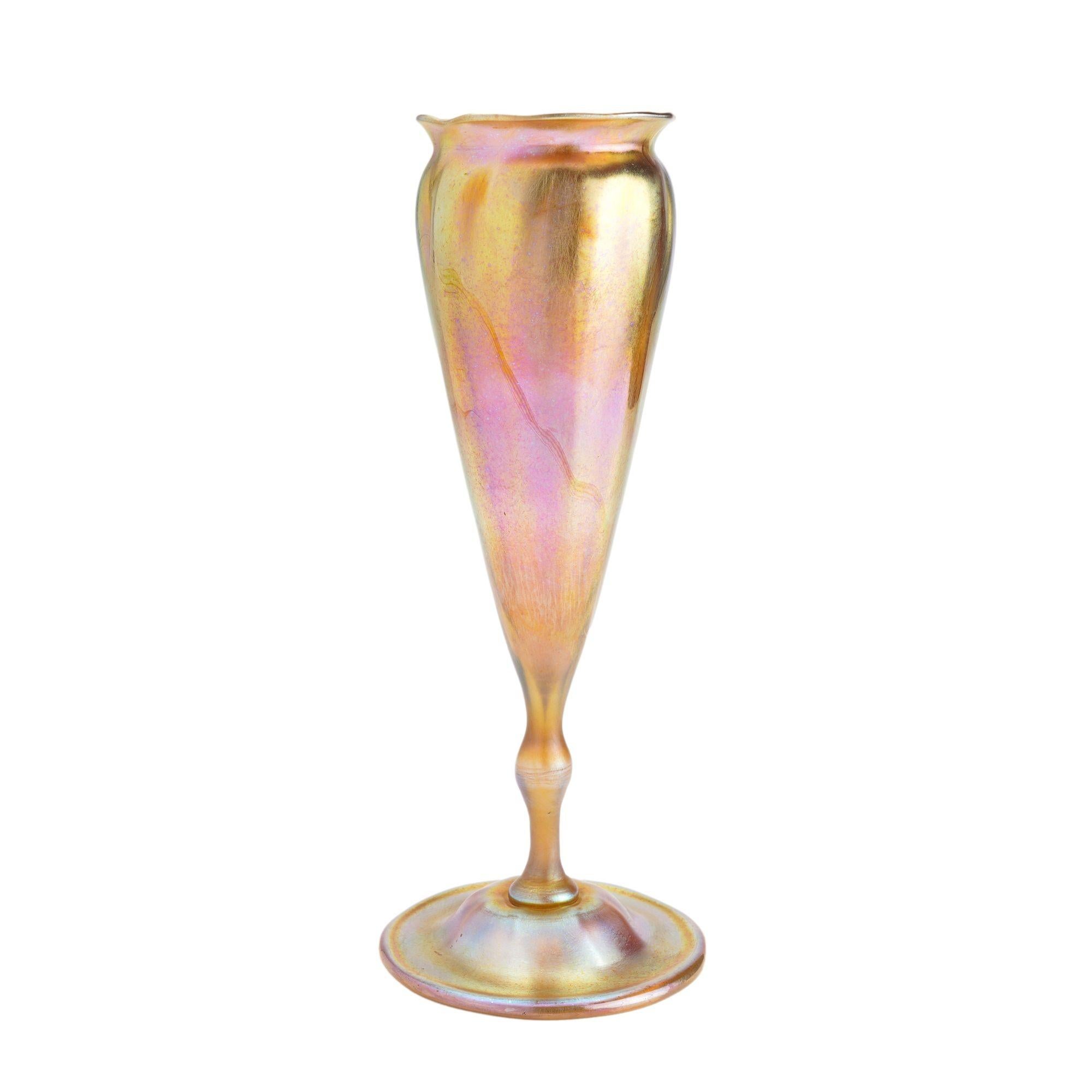 Art nouveau Vase trompette en favrile doré de Louis Comfort Tiffany, 1900 en vente