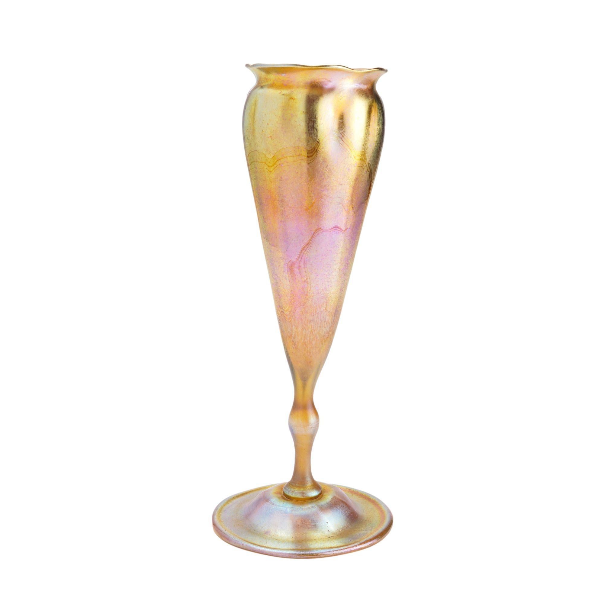 Américain Vase trompette en favrile doré de Louis Comfort Tiffany, 1900 en vente