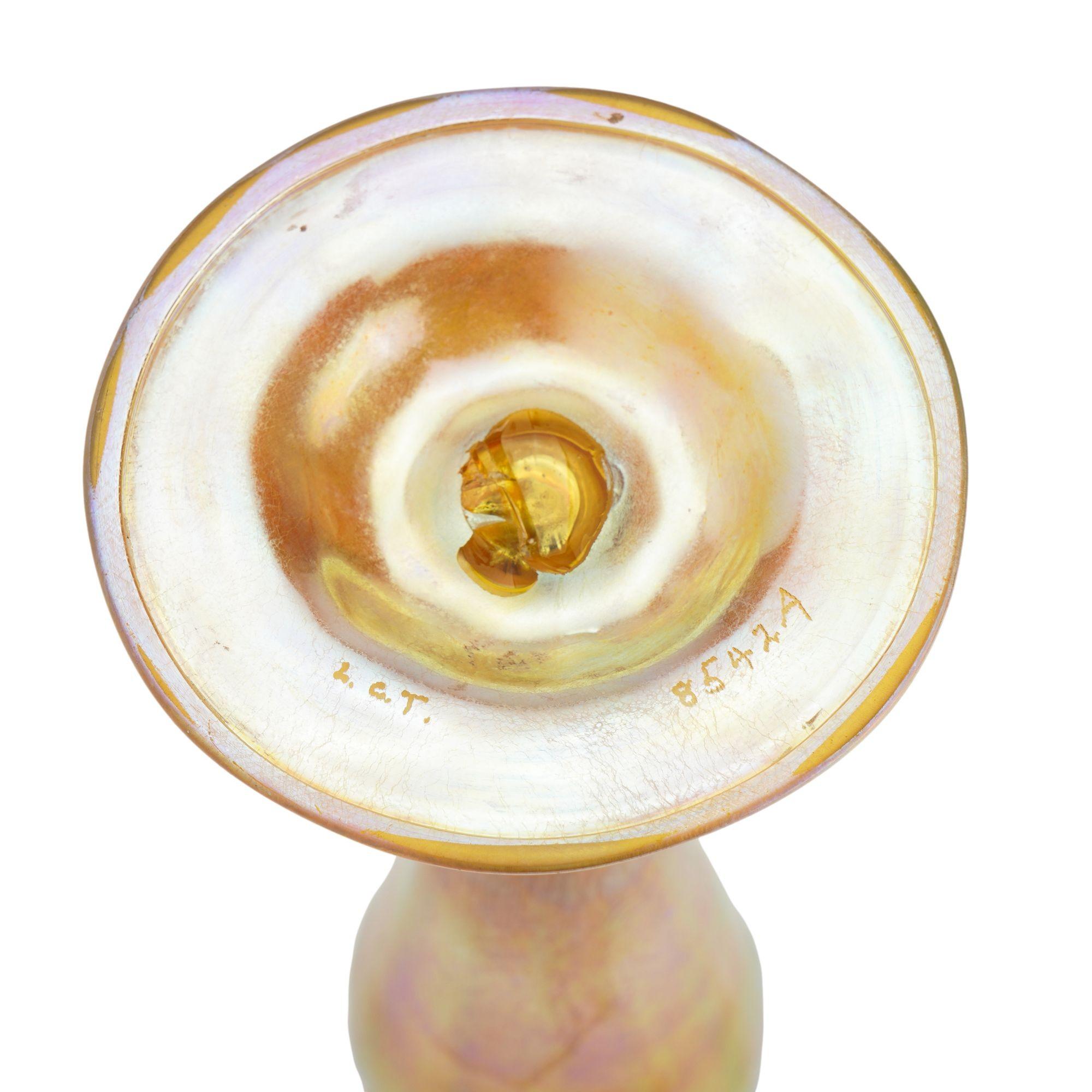 20ième siècle Vase trompette en favrile doré de Louis Comfort Tiffany, 1900 en vente