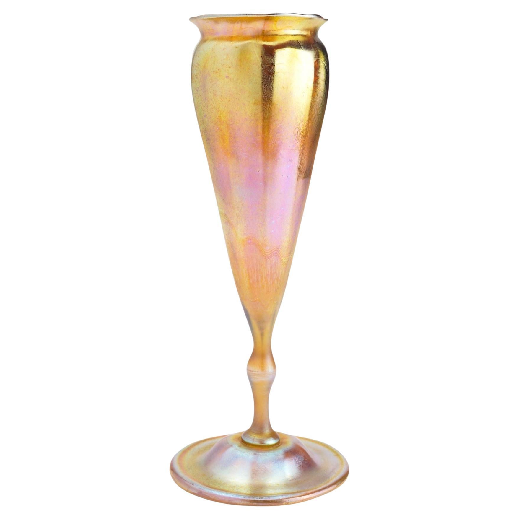 Vase trompette en favrile doré de Louis Comfort Tiffany, 1900 en vente