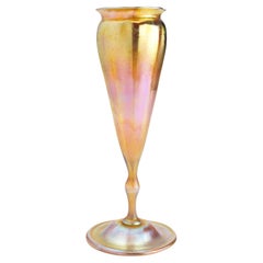 Goldfarbene Favrile-Trompetenvase von Louis Comfort Tiffany, 1900