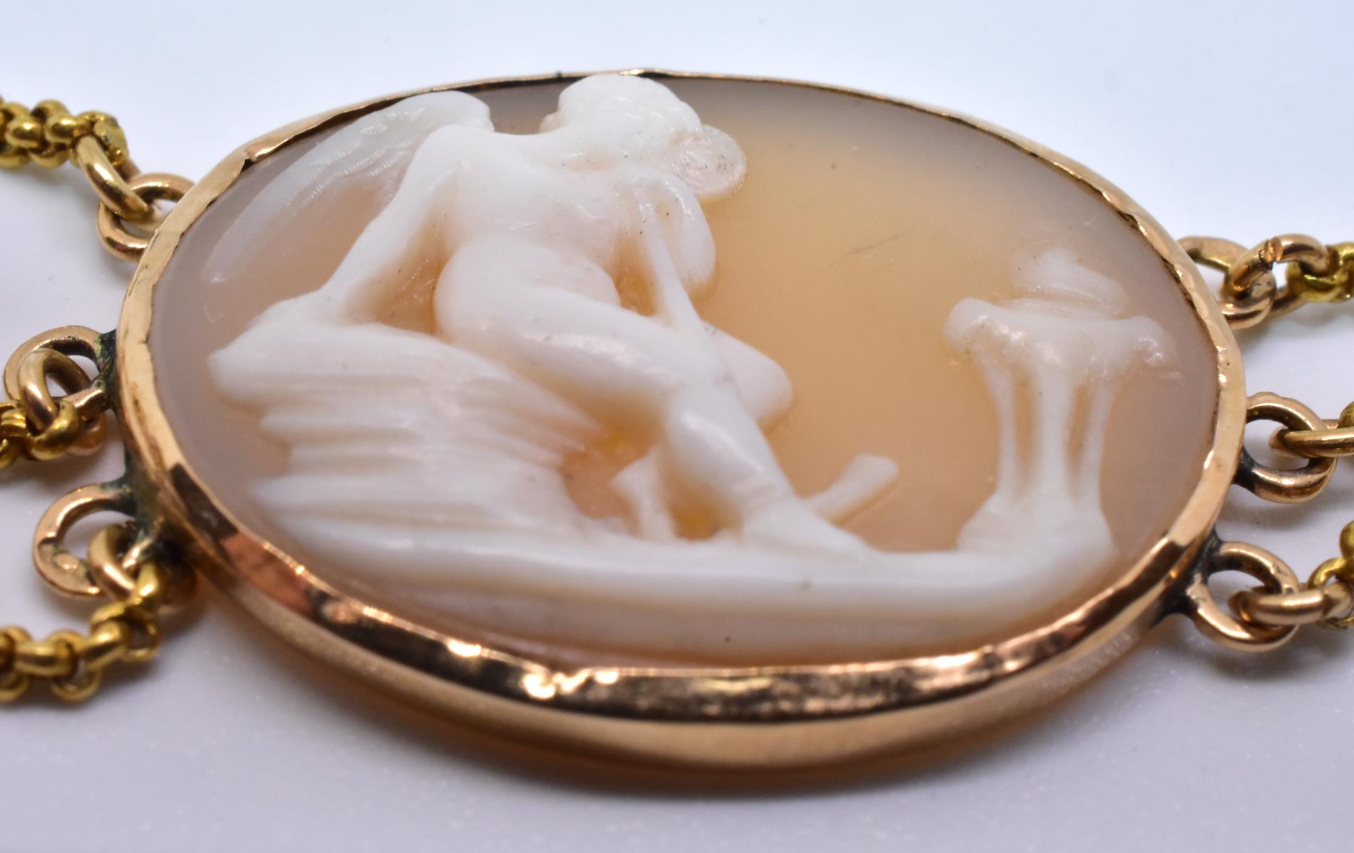 Shell Cameo Swag Necklace with Scenes of Cupid (Eros), circa 1820 In Excellent Condition In Baltimore, MD