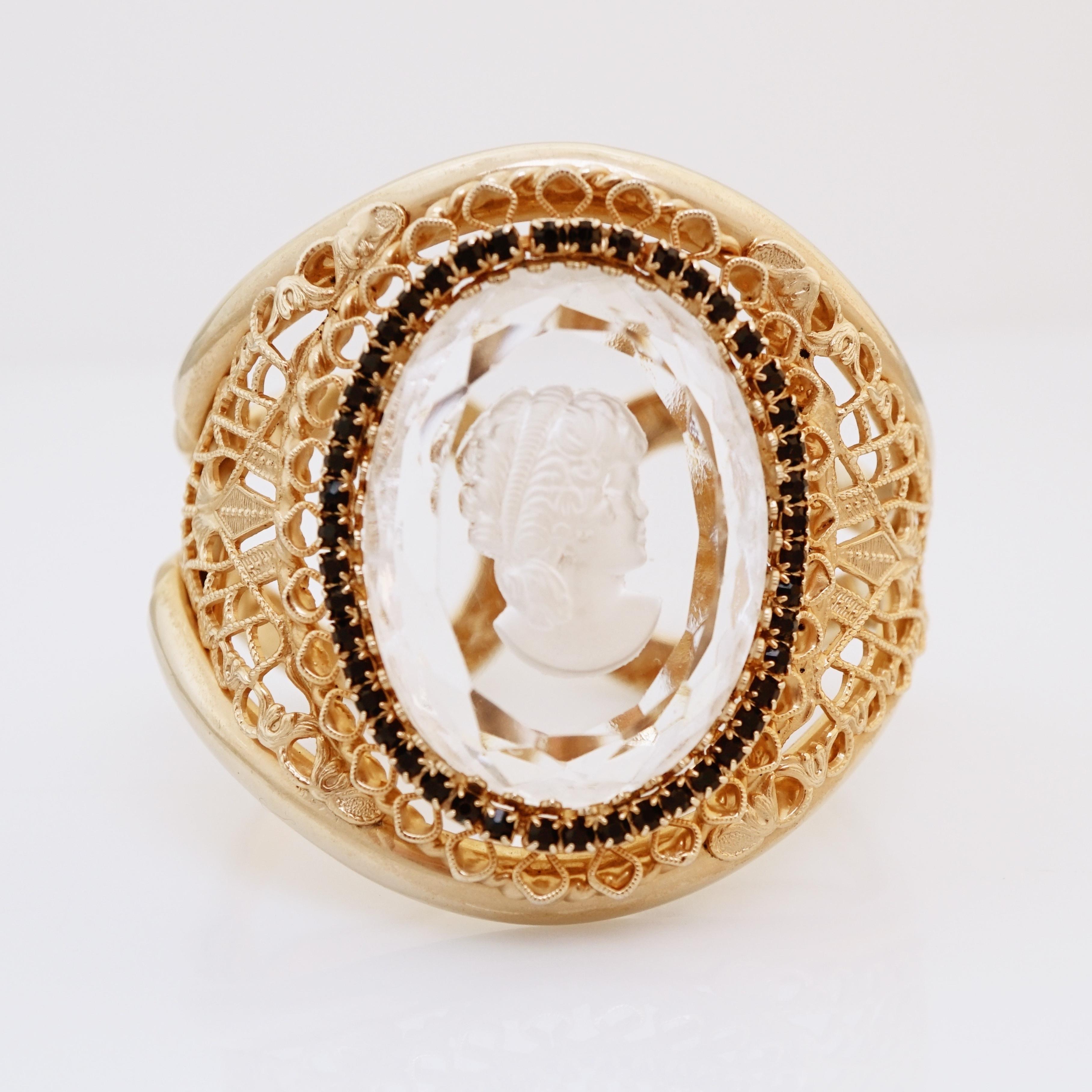 - Vintage item

- Collectible costume jewelry piece from the mid-century

- Gold plated hardware

- 7
