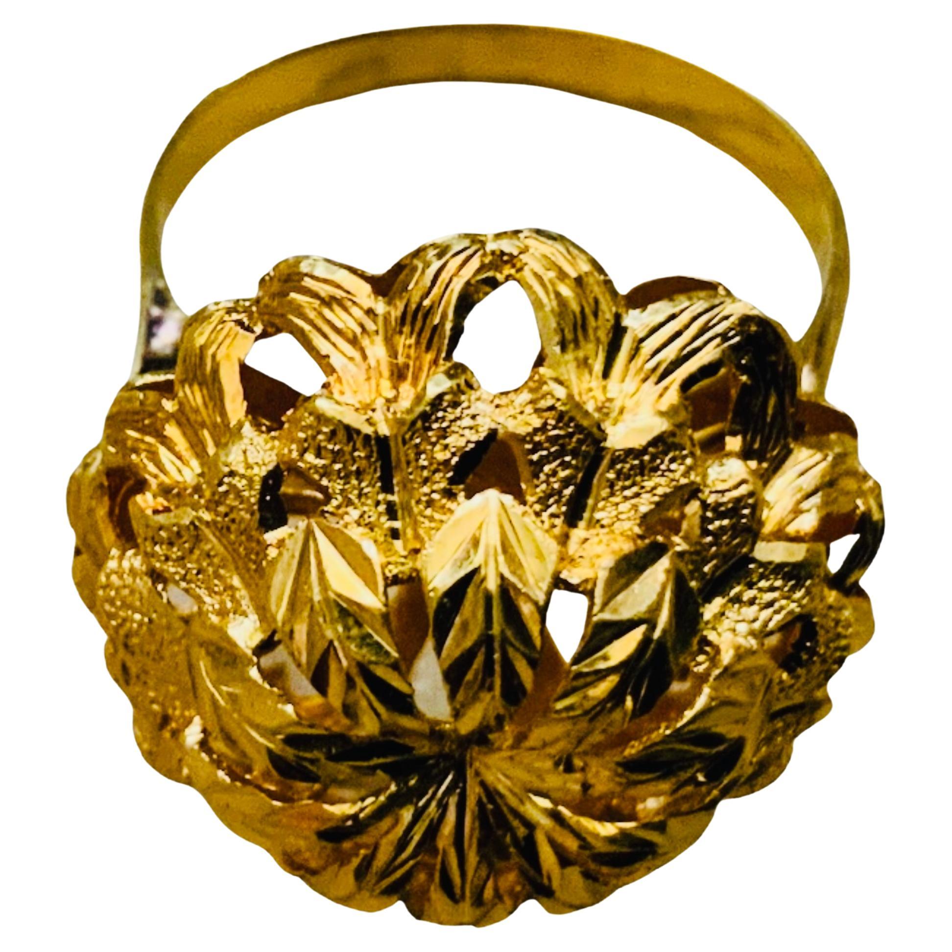 Questo è un anello in filigrana d'oro 18Kt. Raffigura un anello con una cupola in filigrana d'oro incisa composta da tre livelli. Quella inferiore è composta da una fascia, quella centrale da una ghirlanda di anelli e quella superiore è coronata da