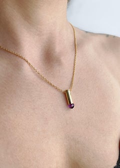 Collar colgante de bala y amatista con baño de oro.