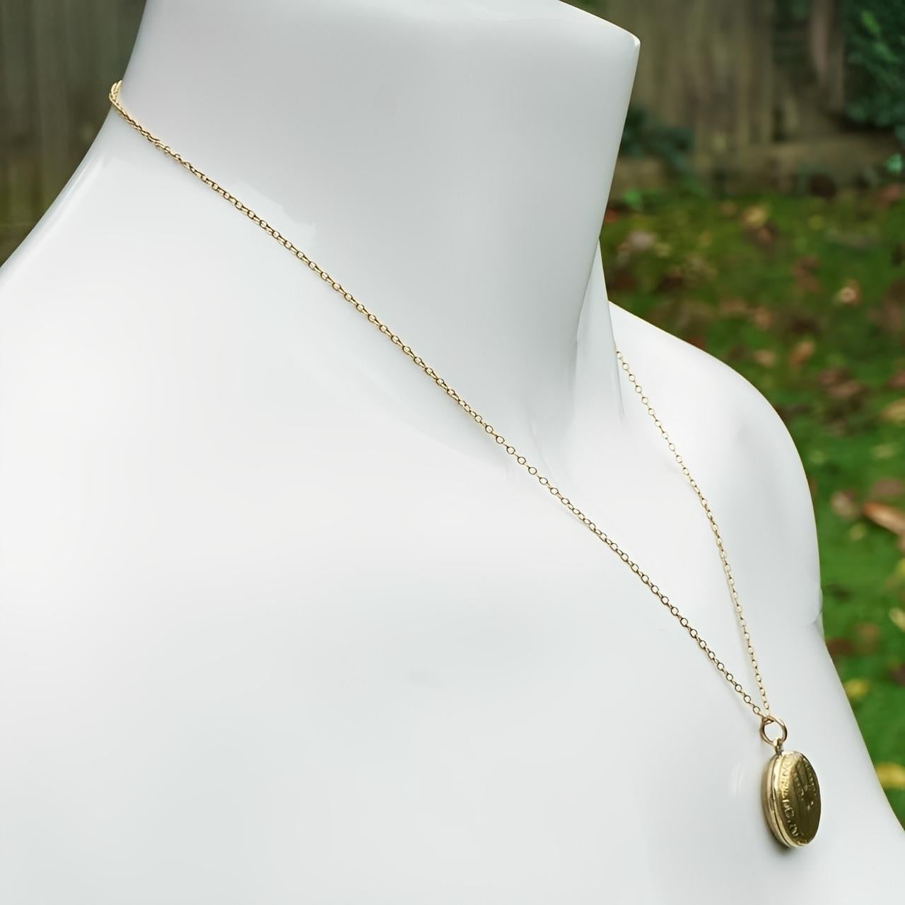 Collier à chaîne et médaillon ouvert en or circa 1920 Bon état - En vente à London, GB