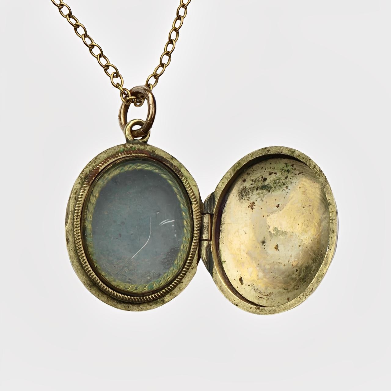 Collier à chaîne et médaillon ouvert en or circa 1920 en vente 1