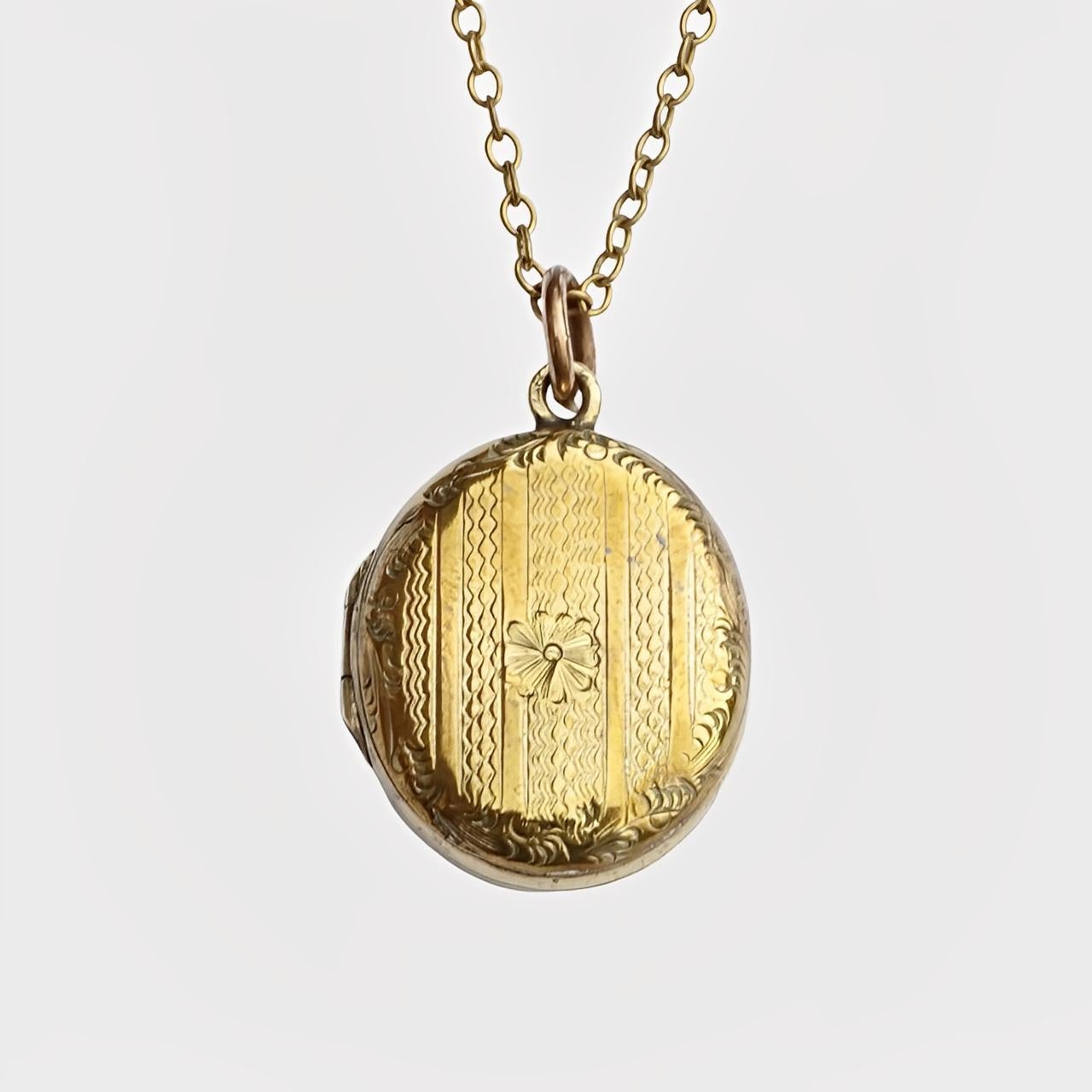 Collier à chaîne et médaillon ouvert en or circa 1920 en vente 2