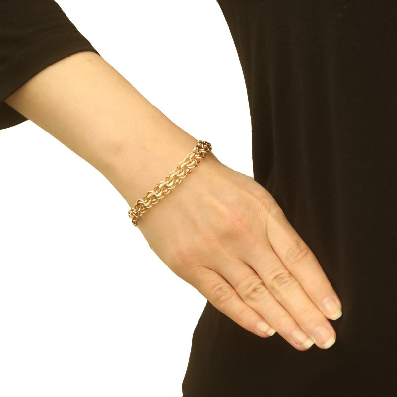 Metallgehalt: 12k Gold gefüllt

Kette Stil: Diamond Cut Double Curb
Armband Stil: Kette
Verschlusstyp: Tab Box Clasp & Seite Sicherheitskette mit Federring-Verschluss

Messungen
Länge: 7 1/4