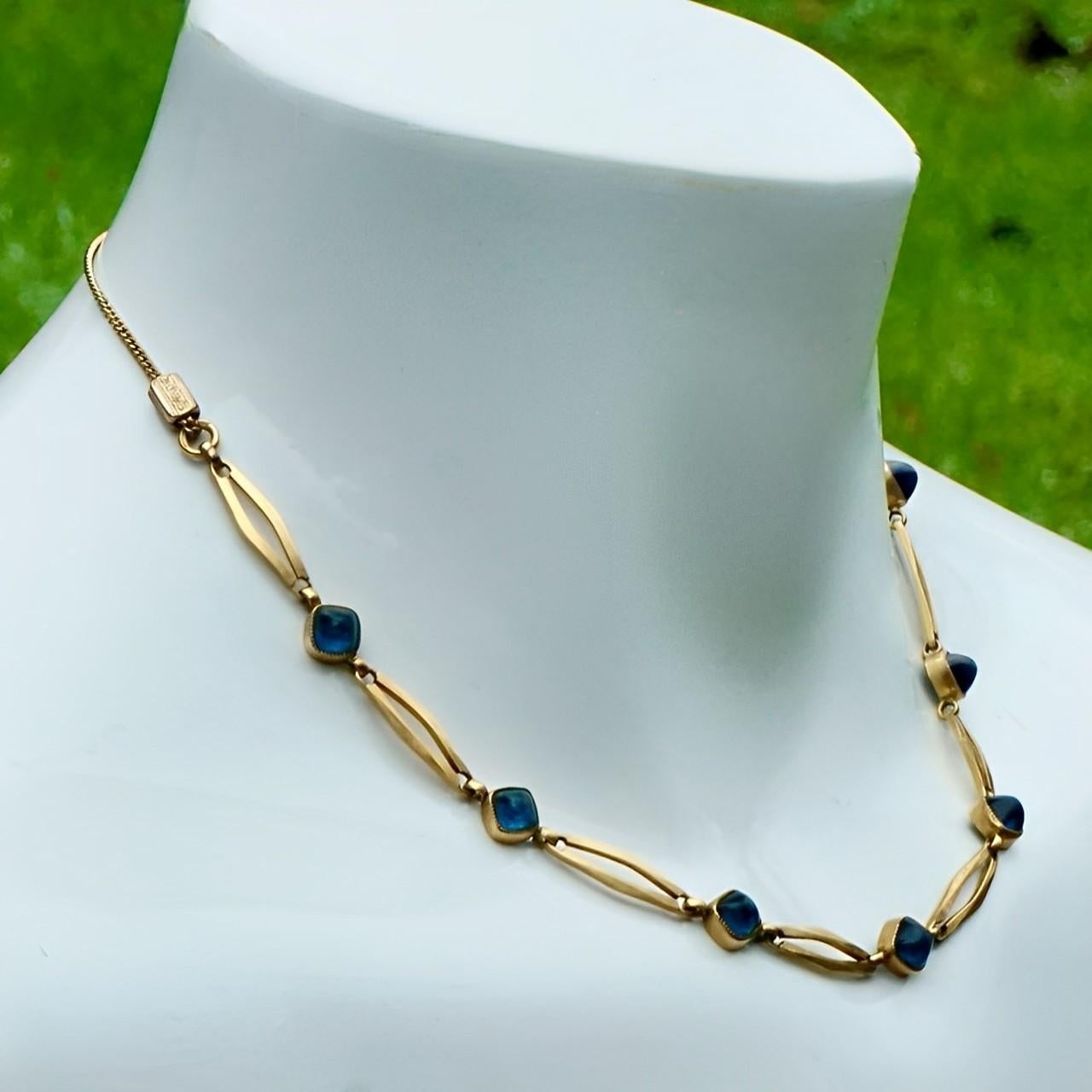 Collana a maglie in oro con pietre cabochon in vetro blu, circa 1940 In condizioni buone in vendita a London, GB