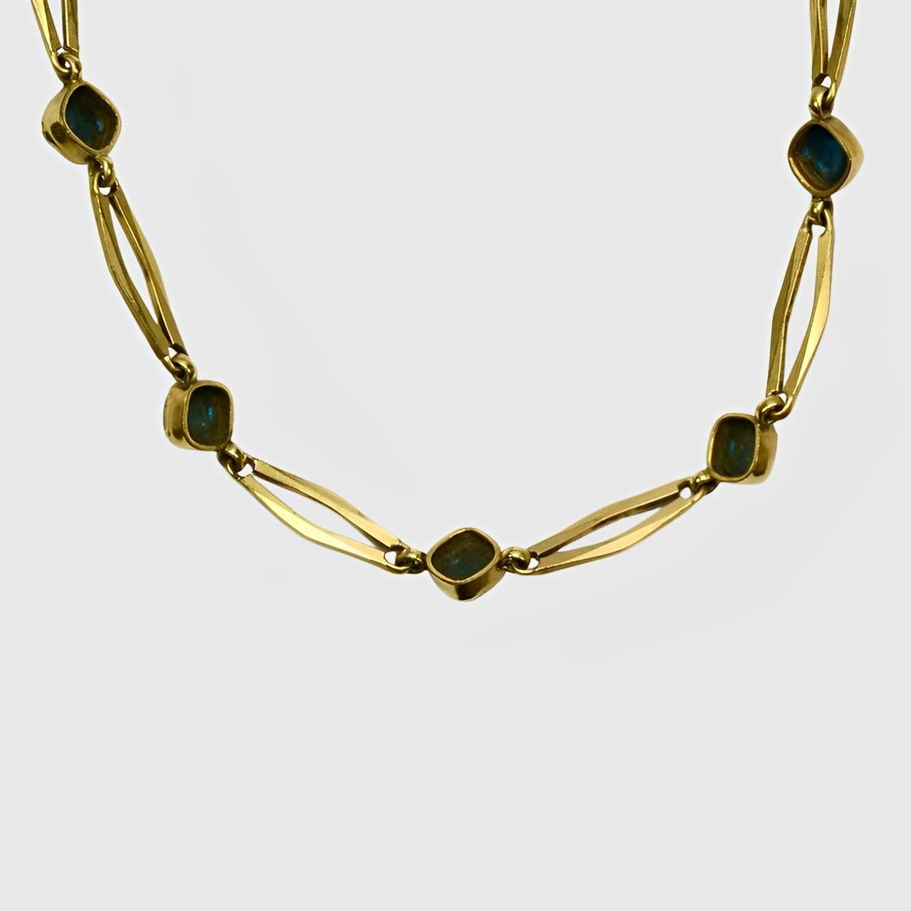 Collana a maglie in oro con pietre cabochon in vetro blu, circa 1940 in vendita 2