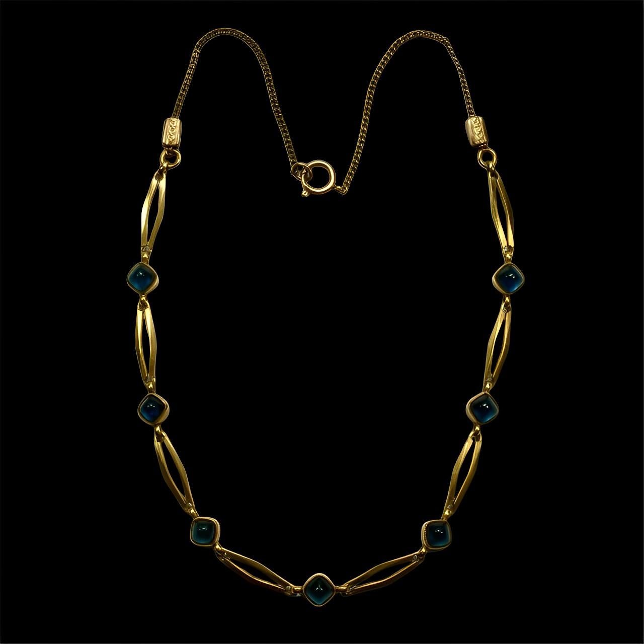 Collana a maglie in oro con pietre cabochon in vetro blu, circa 1940 in vendita 4