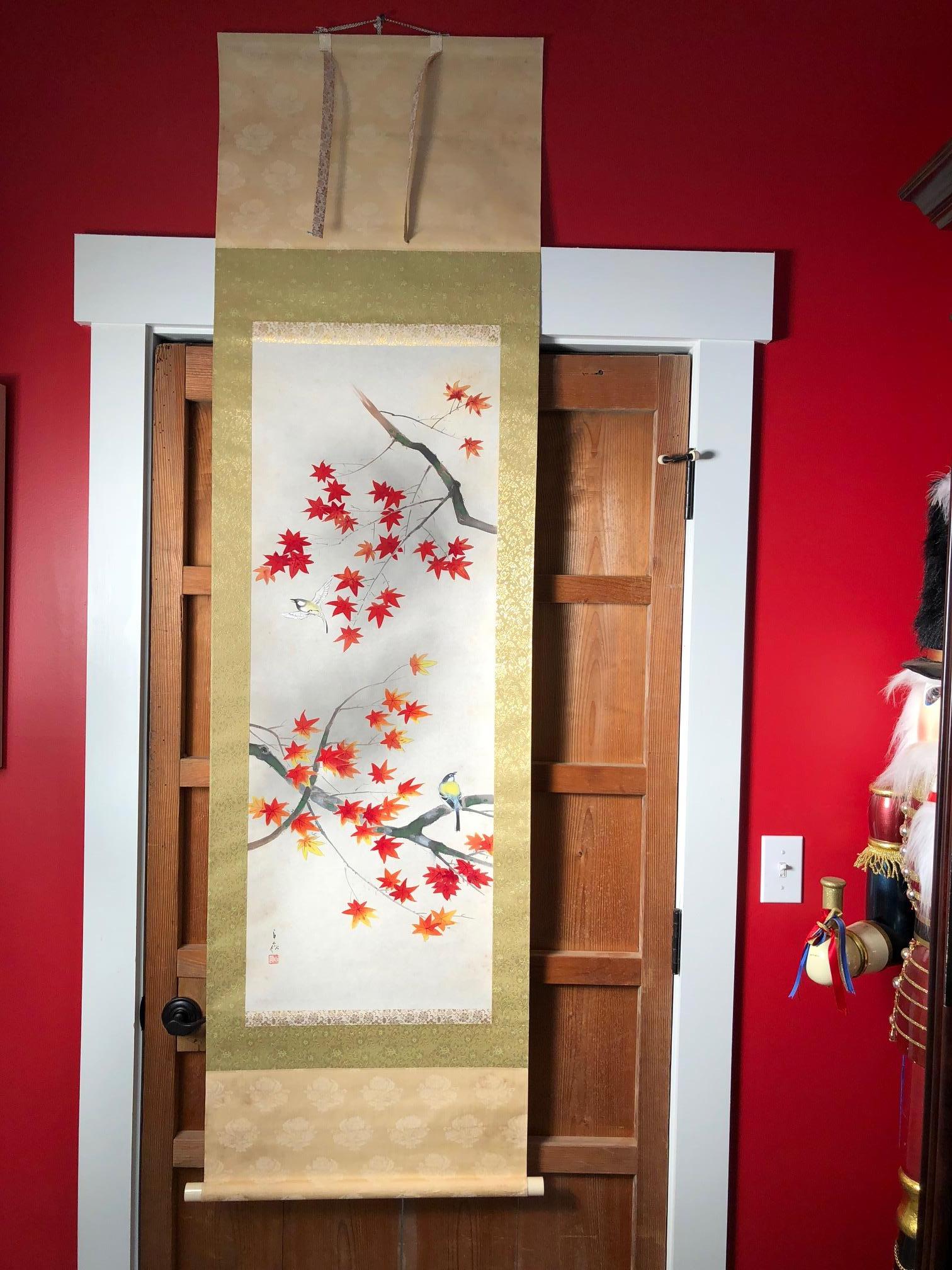 A very fine and delicate Japanese hand-painted silk scroll of  Gold Finch and maple branches, Taisho period.
Hand painting in lively colors with great details, signed.

Inscription:
Birds, Normu
Resin rollers, beautiful silk brocade.

Japan,