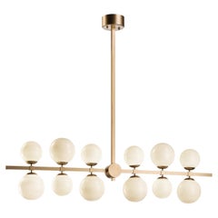 Lampadario in metallo con finitura oro e 12 sfere di vetro bianco di Il Paralume Marina