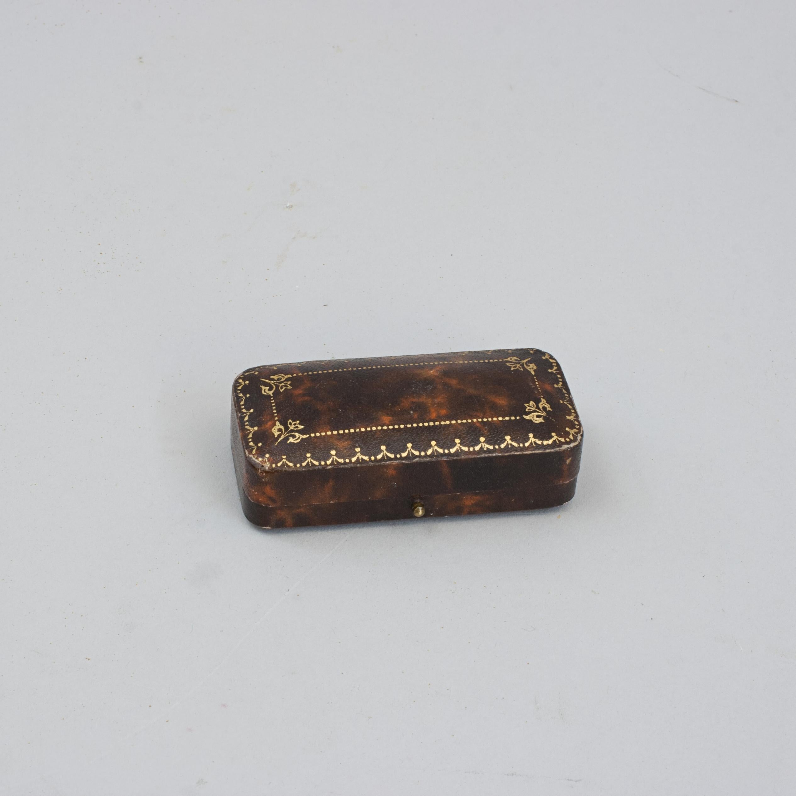 Broche de pêche or avec pantalon et tige en vente 3