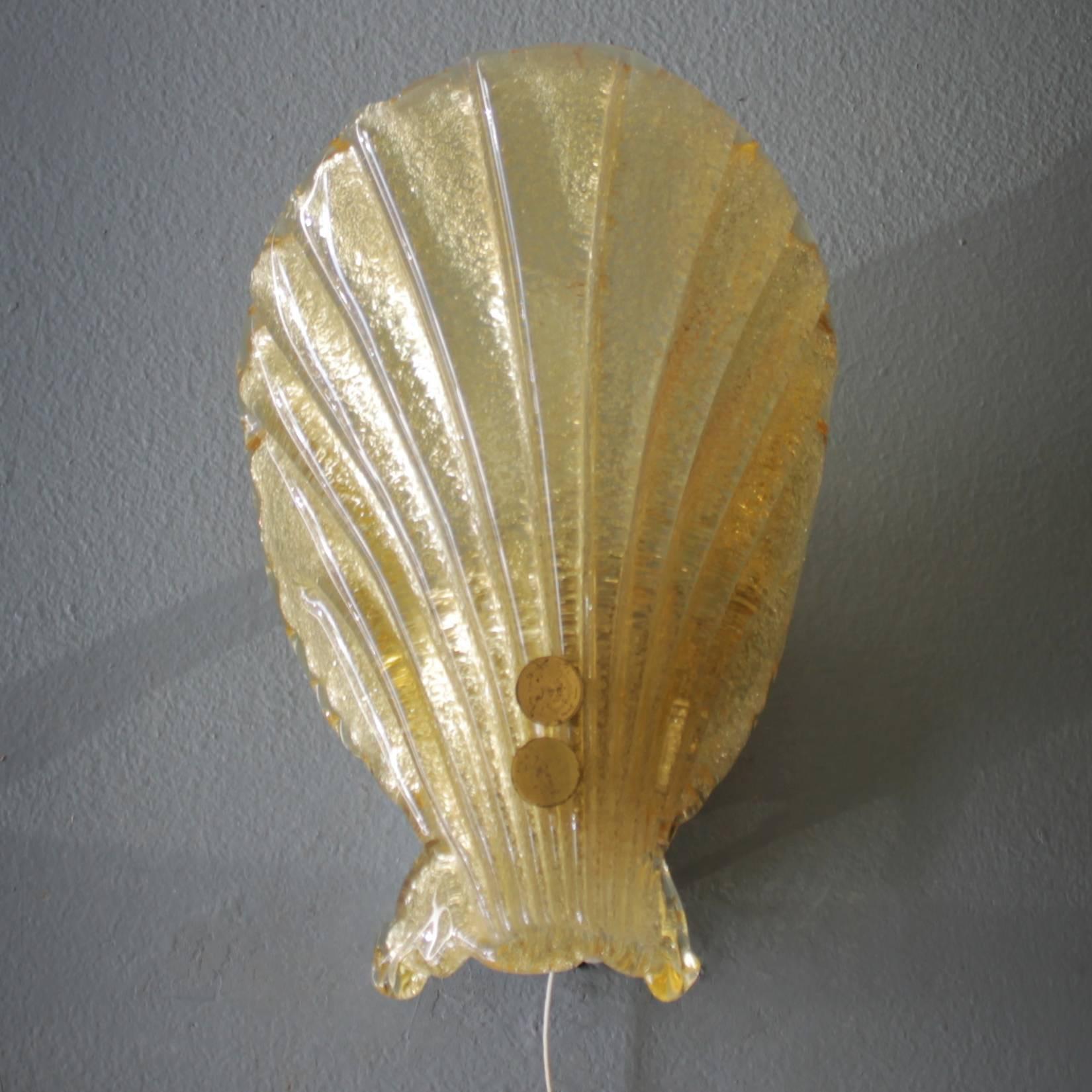 Murano gold fleck shell sconce in the manner of Barovier e Toso.
Dimensions: Height 8.9 in. (22.5 cm), width 6.3 in. (16 cm), depth 3.9 inches (10 cm).
The electricity is used but in a good condition, approved to European standards. Works in the
