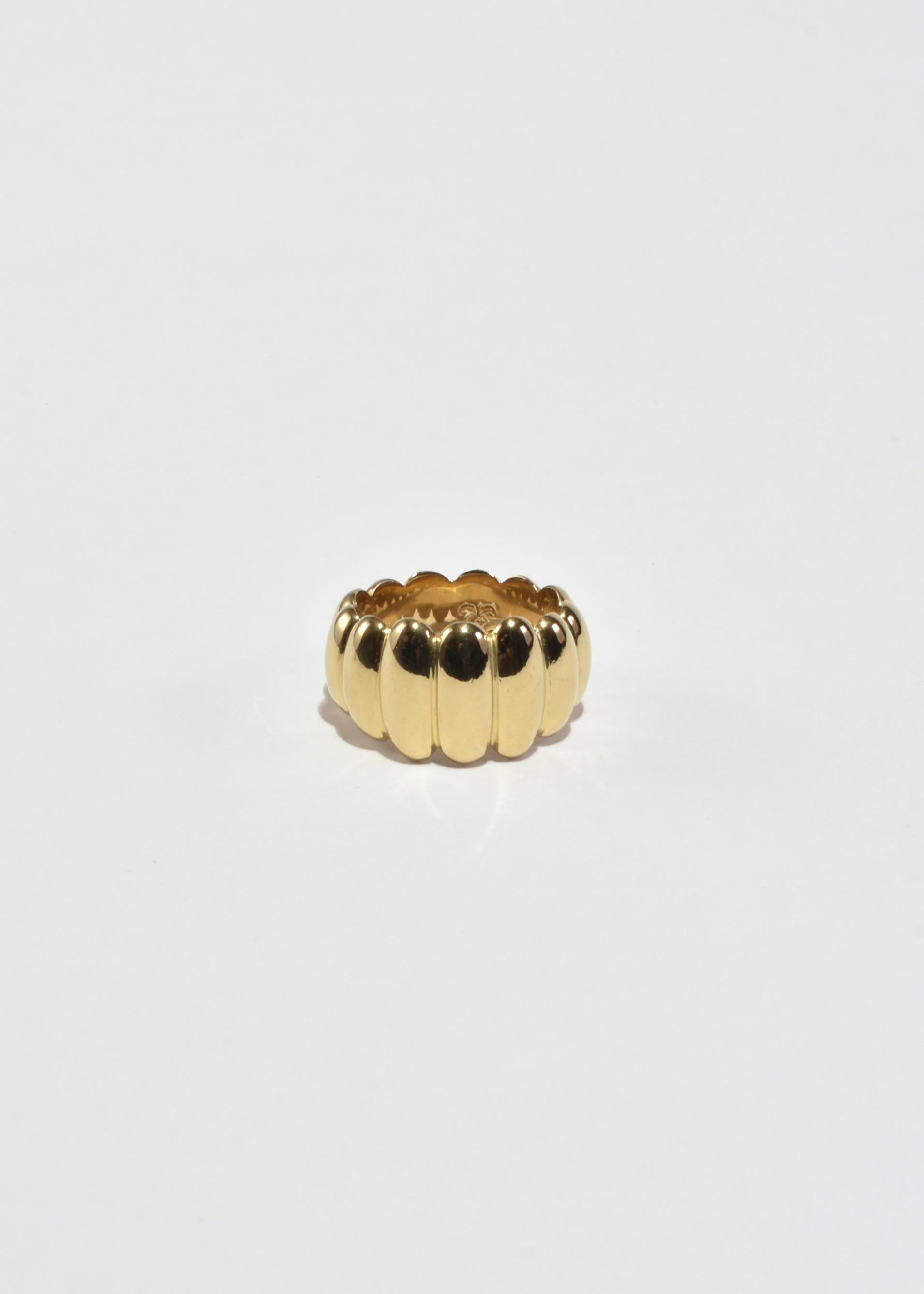 Anello a fascia in oro con bordi curvi scultorei di Sapir Bachar. Realizzato in argento sterling riciclato placcato in oro 24k e lavorato a mano in Israel. Spedito nel sacchetto in twill organico bianco firmato Sapir Bachar con cordoncino in pelle