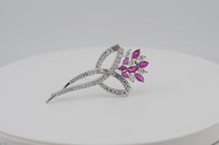 Goldblumenbrosche mit Ceylon-Rubinen (No Heat) & Diamanten Weißgold