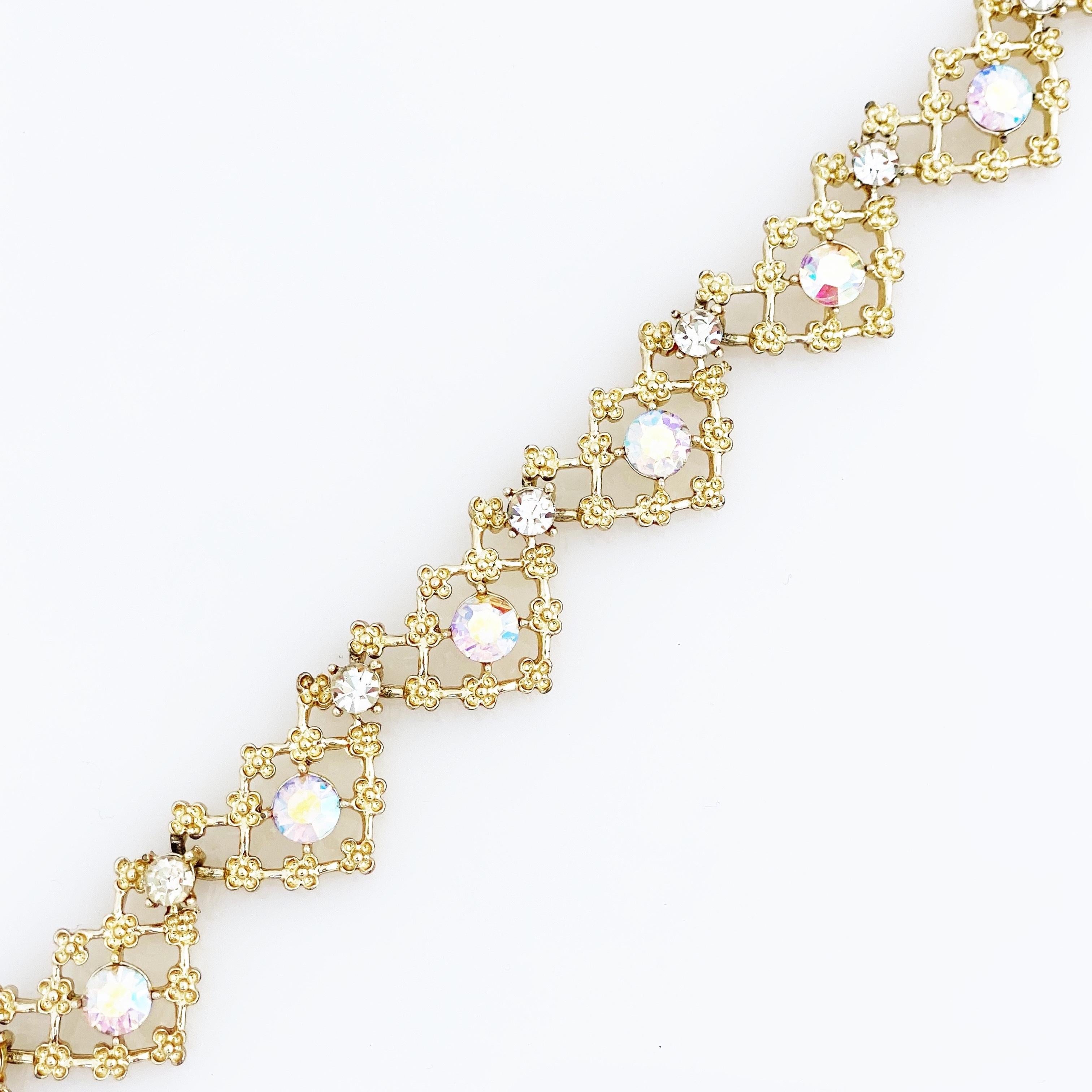 Moderne Collier ras du cou en treillis à motifs floraux en or avec cristaux Aurora Borealis de Coro, années 1960 en vente
